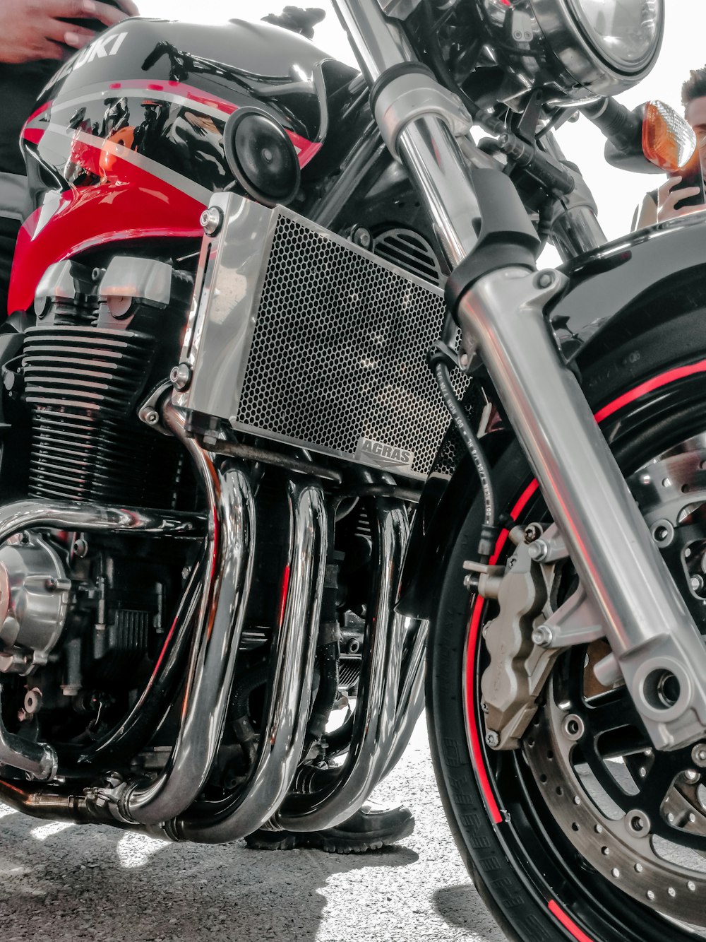 um close up de uma motocicleta vermelha e preta