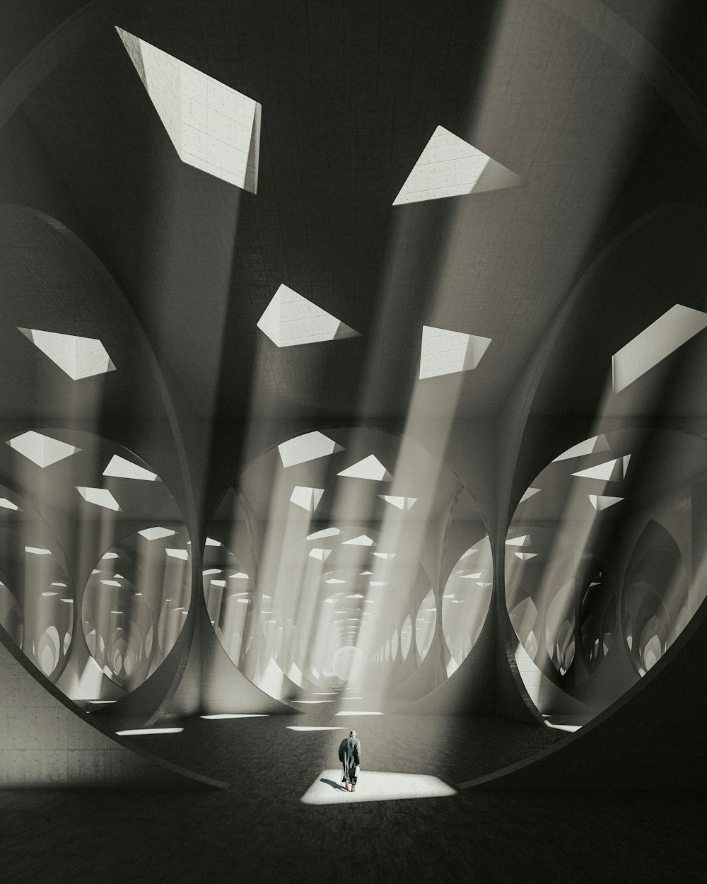 Una foto in bianco e nero di una persona in piedi in un tunnel