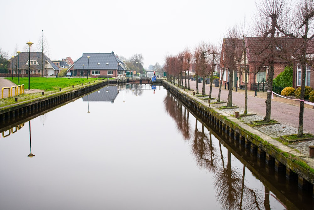 Ein Kanal, der an einem nebligen Tag durch eine kleine Stadt führt