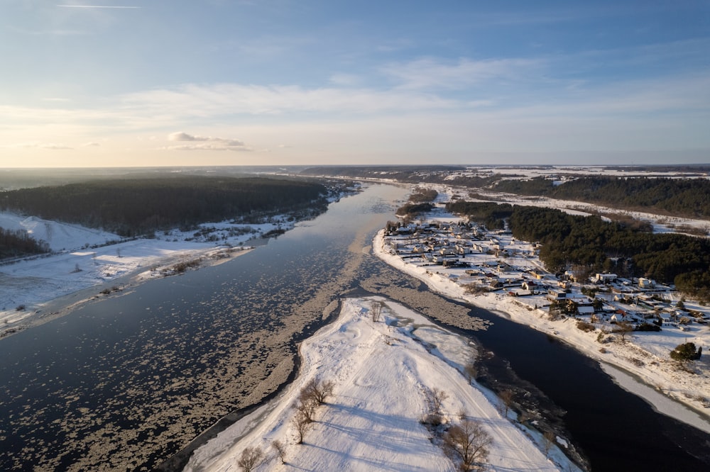 Ein Fluss, der durch eine schneebedeckte Landschaft fließt