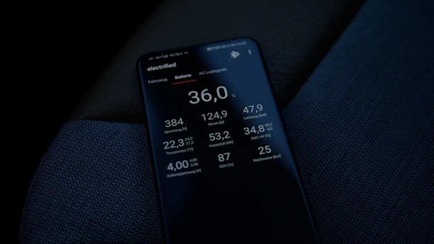 Illustration of a smartphone screen showing real-time battery order tracking in a classic-style interface.