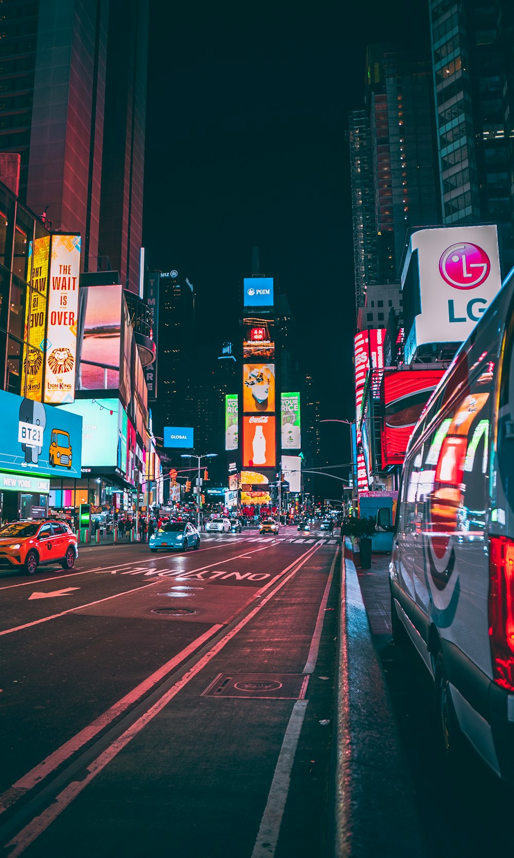 Una calle de la ciudad llena de mucho tráfico por la noche