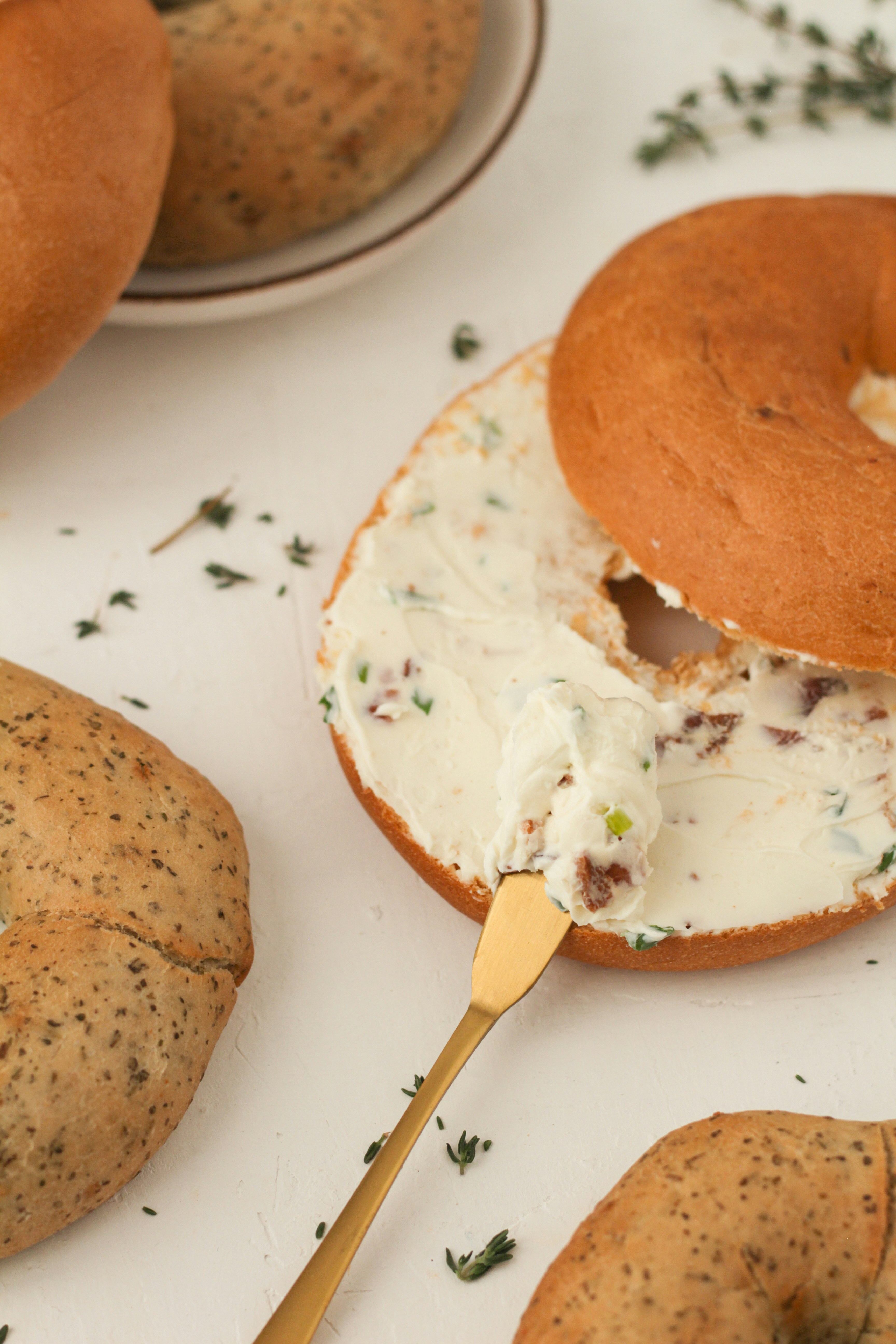 un bagel con un morso tolto da esso