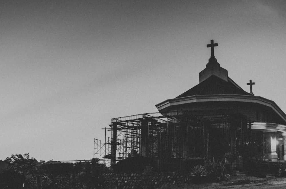 Una foto in bianco e nero di una chiesa in costruzione