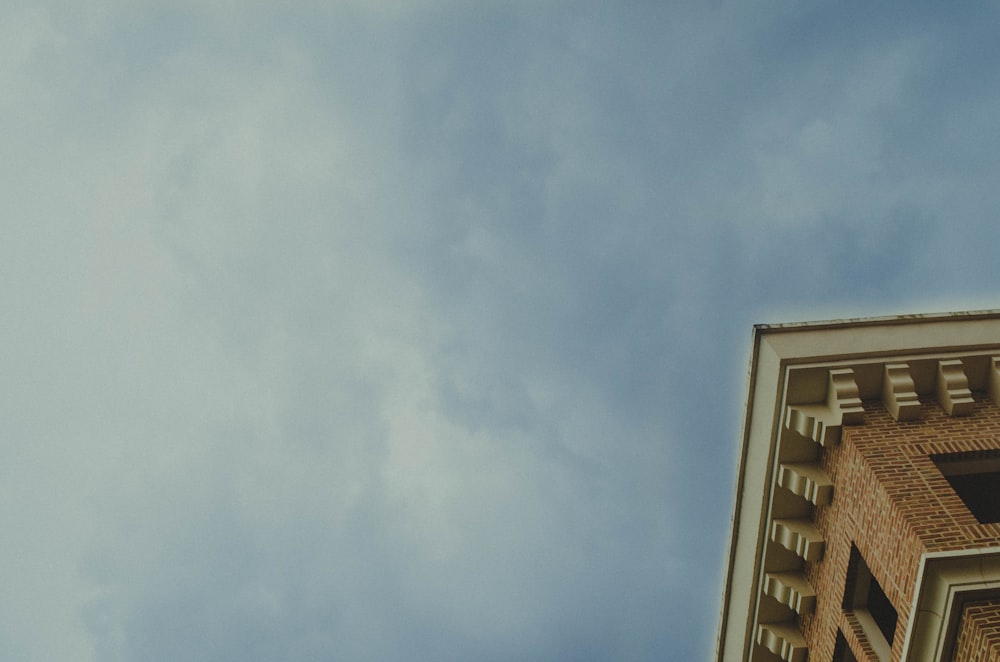 Un edificio muy alto con un cielo al fondo