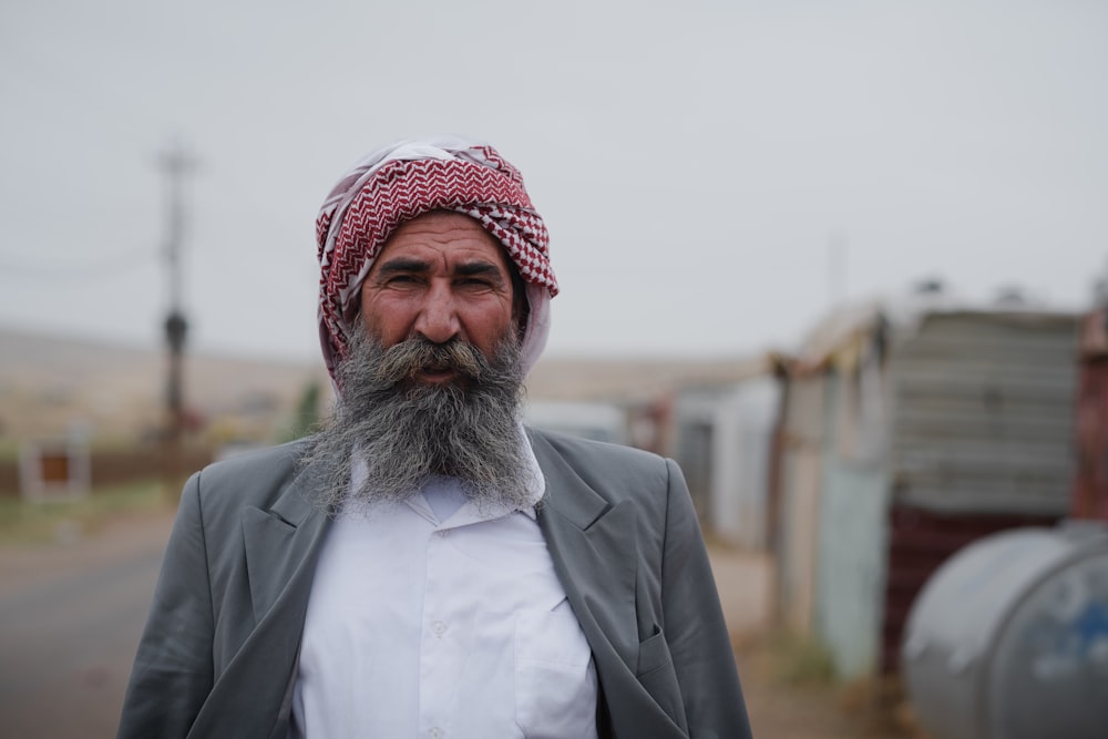 Un homme avec une longue barbe et un turban