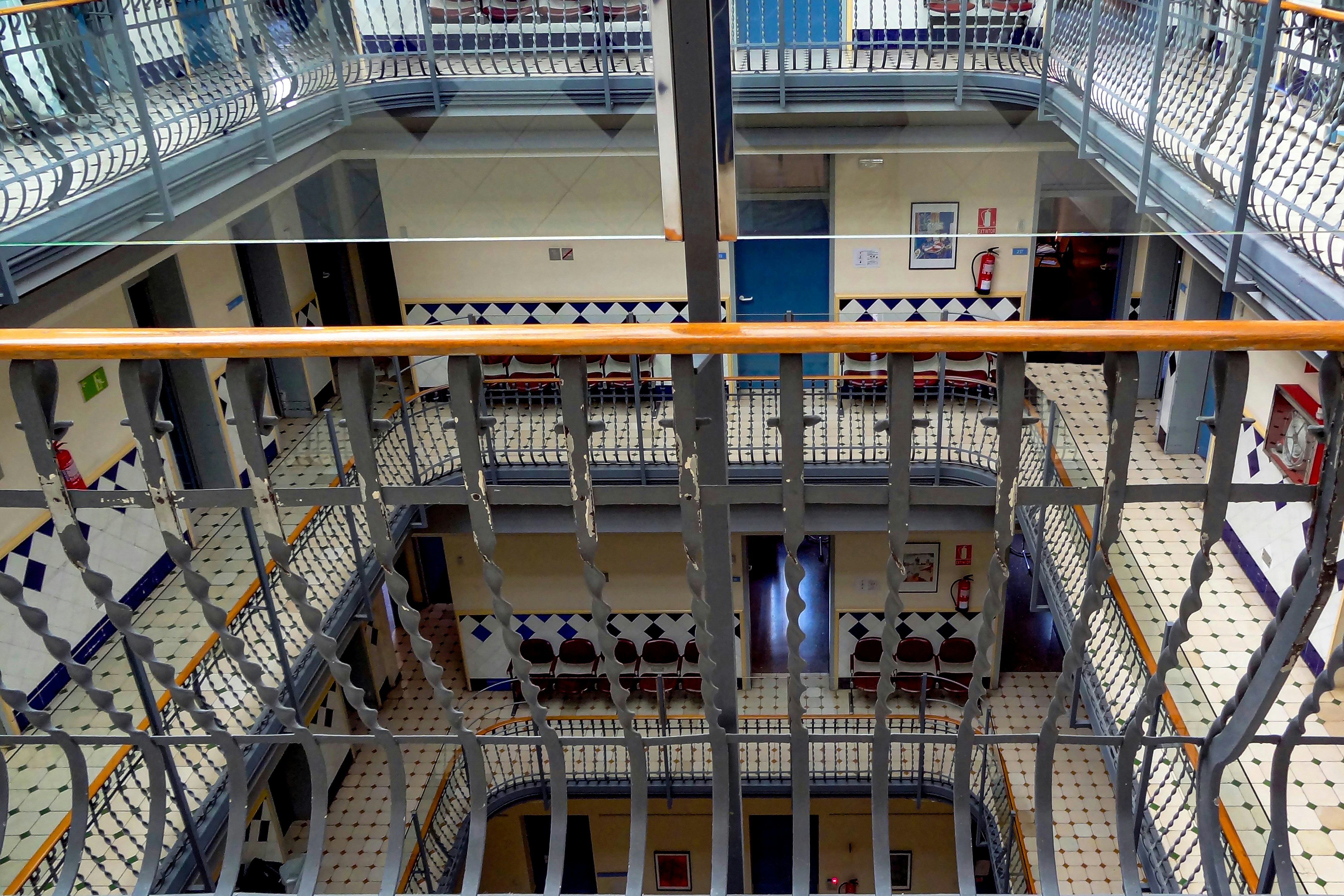 A view of a building from above looking down photo – Free Edificio ...