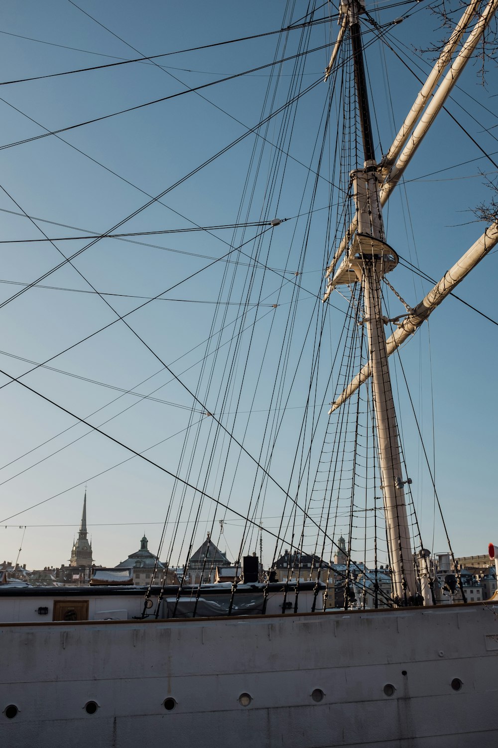 the mast of a ship with many wires on it