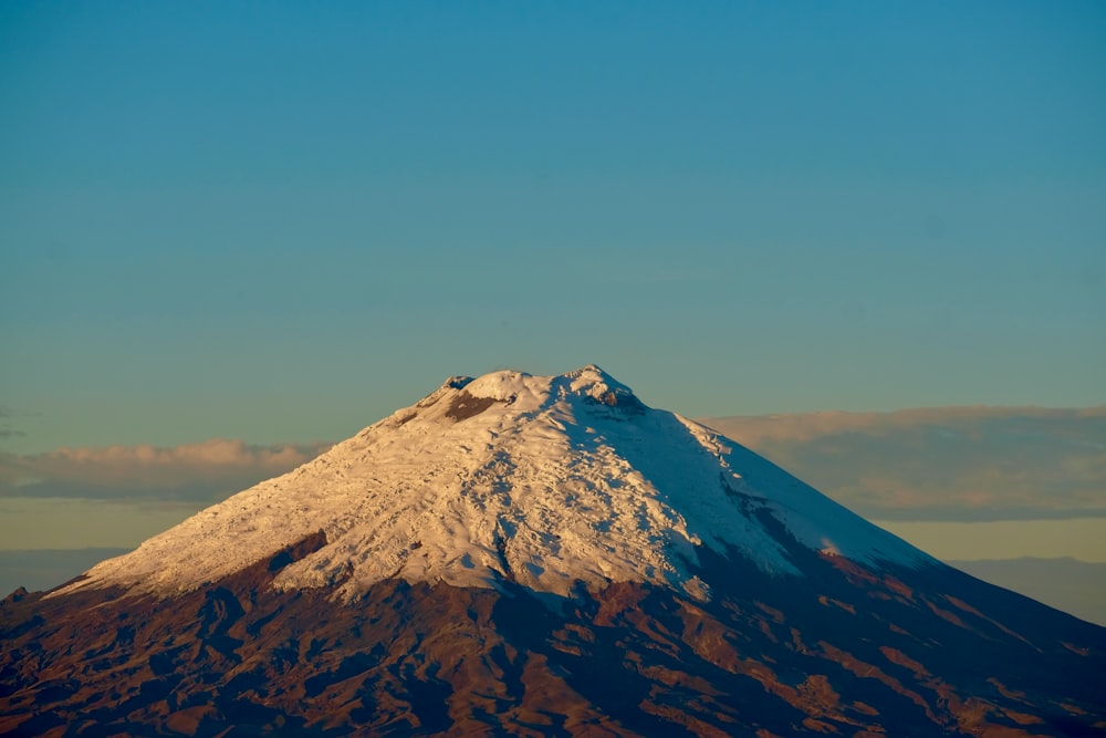 Une montagne enneigée avec un ciel bleu clair