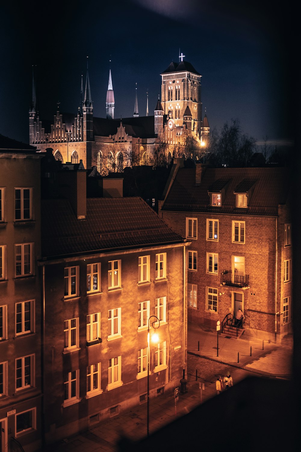 uma vista de uma cidade à noite a partir de um telhado