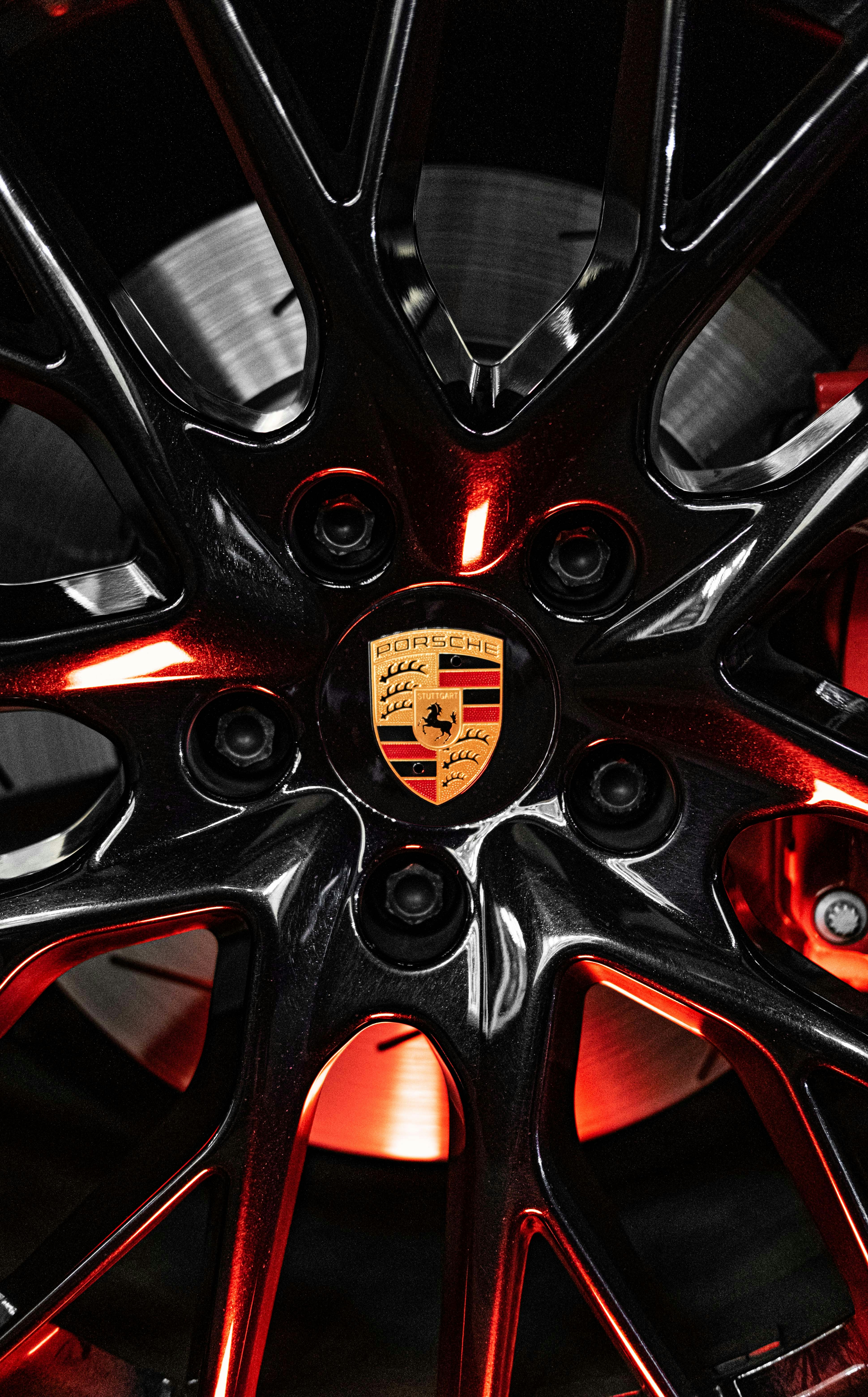 Un primer plano de una rueda en un coche