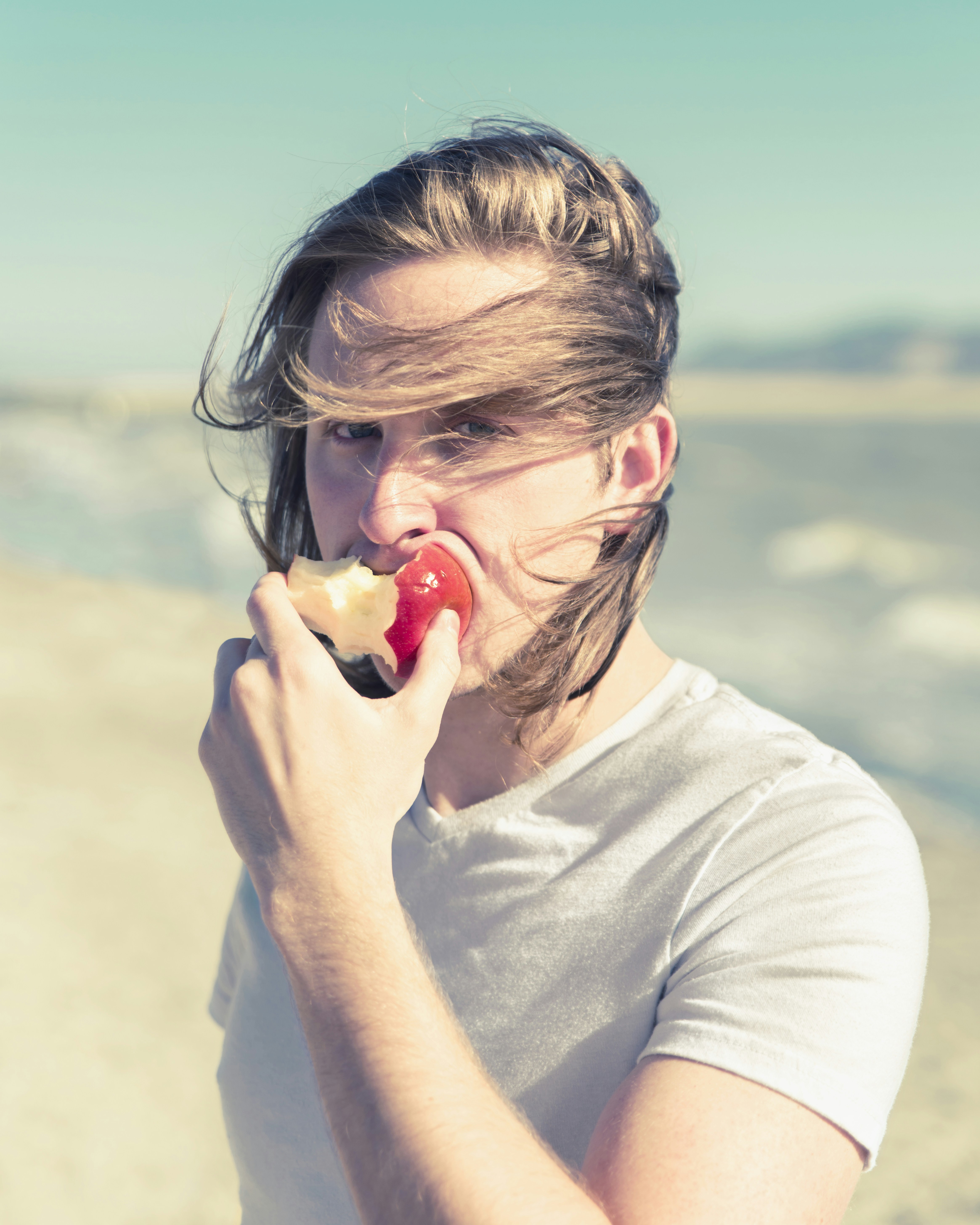 Dirx enjoying a juicy apple along the lake.