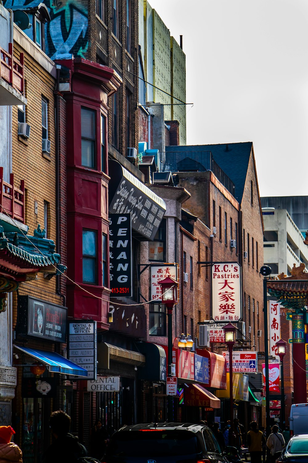 Una calle de la ciudad llena de muchos edificios altos