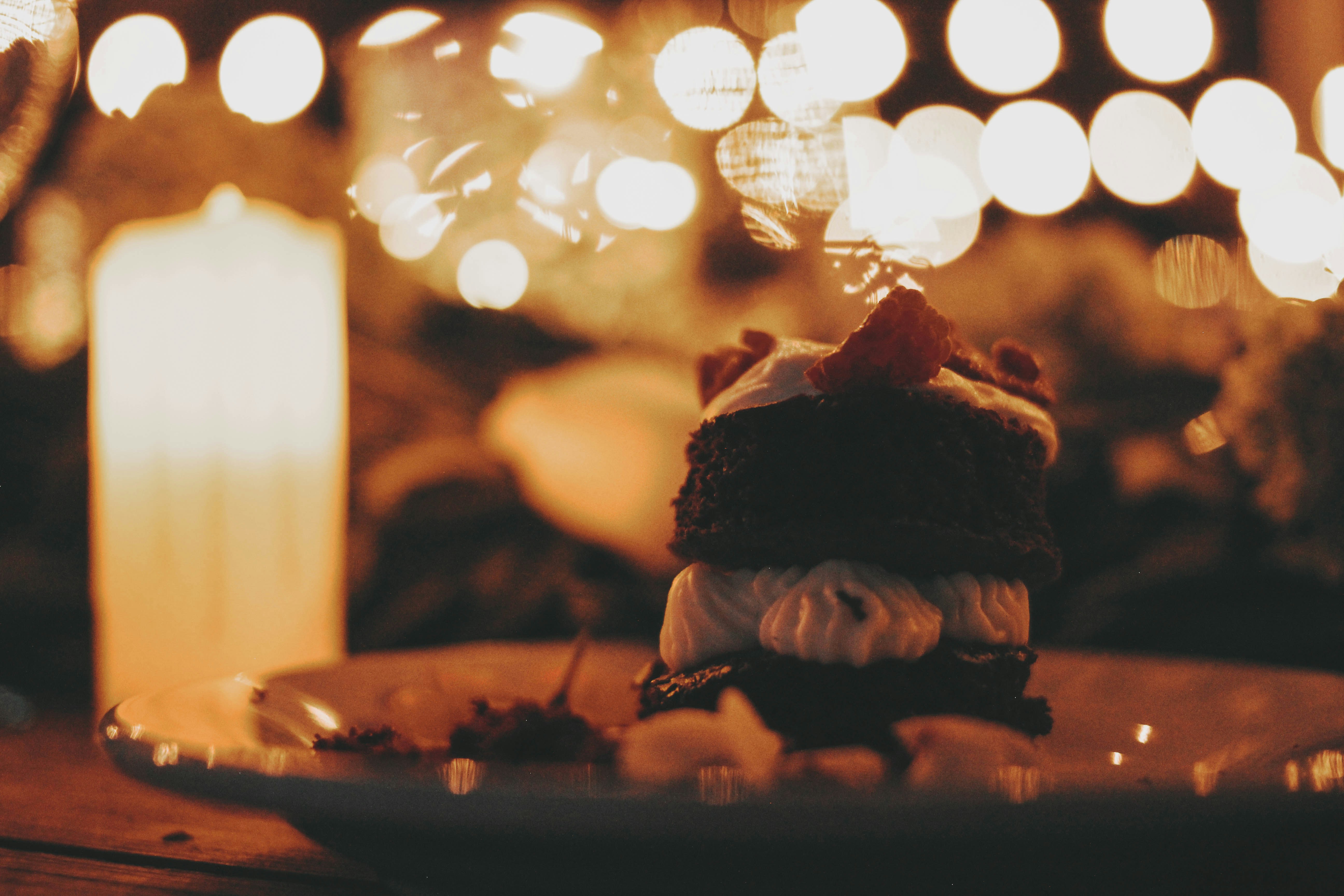 wedding dessert table, ilustrasi artikel Beyond the Tier: Delicious Alternatives to a Traditional Wedding Cake 1