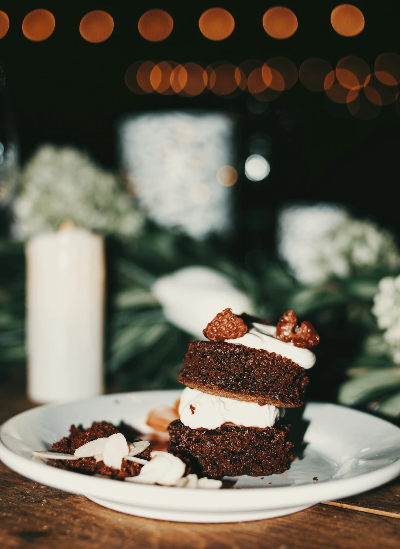 Part de gâteau de mariage dressée sur une assiette