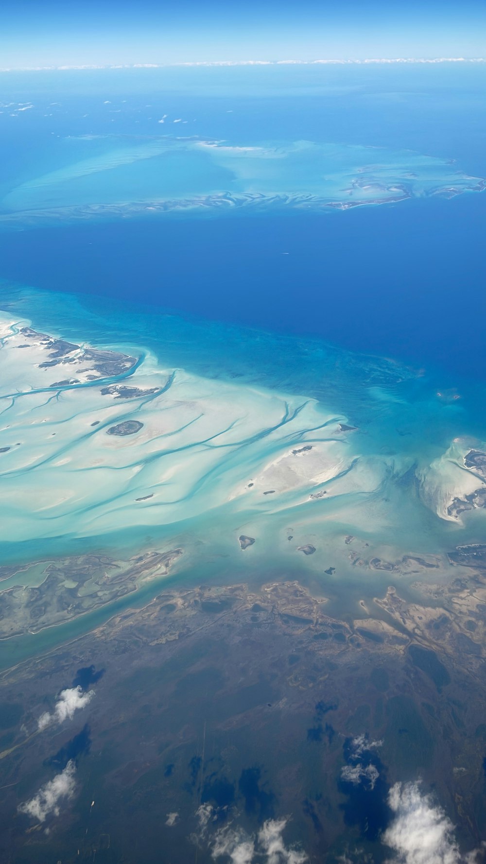 Una vista aérea de una gran masa de agua