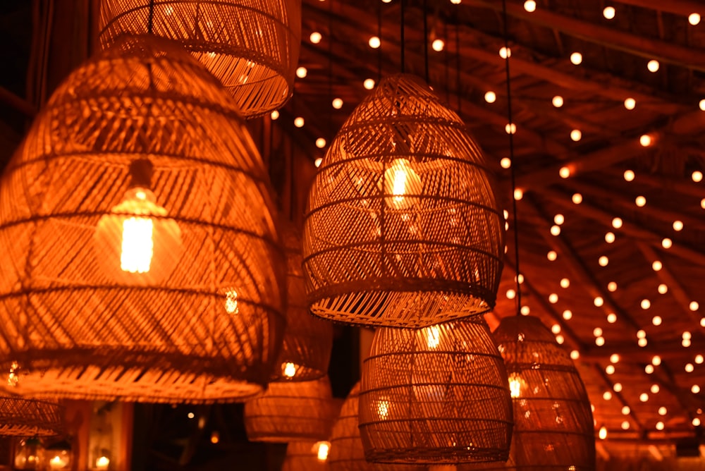 um monte de luzes que estão penduradas em um teto