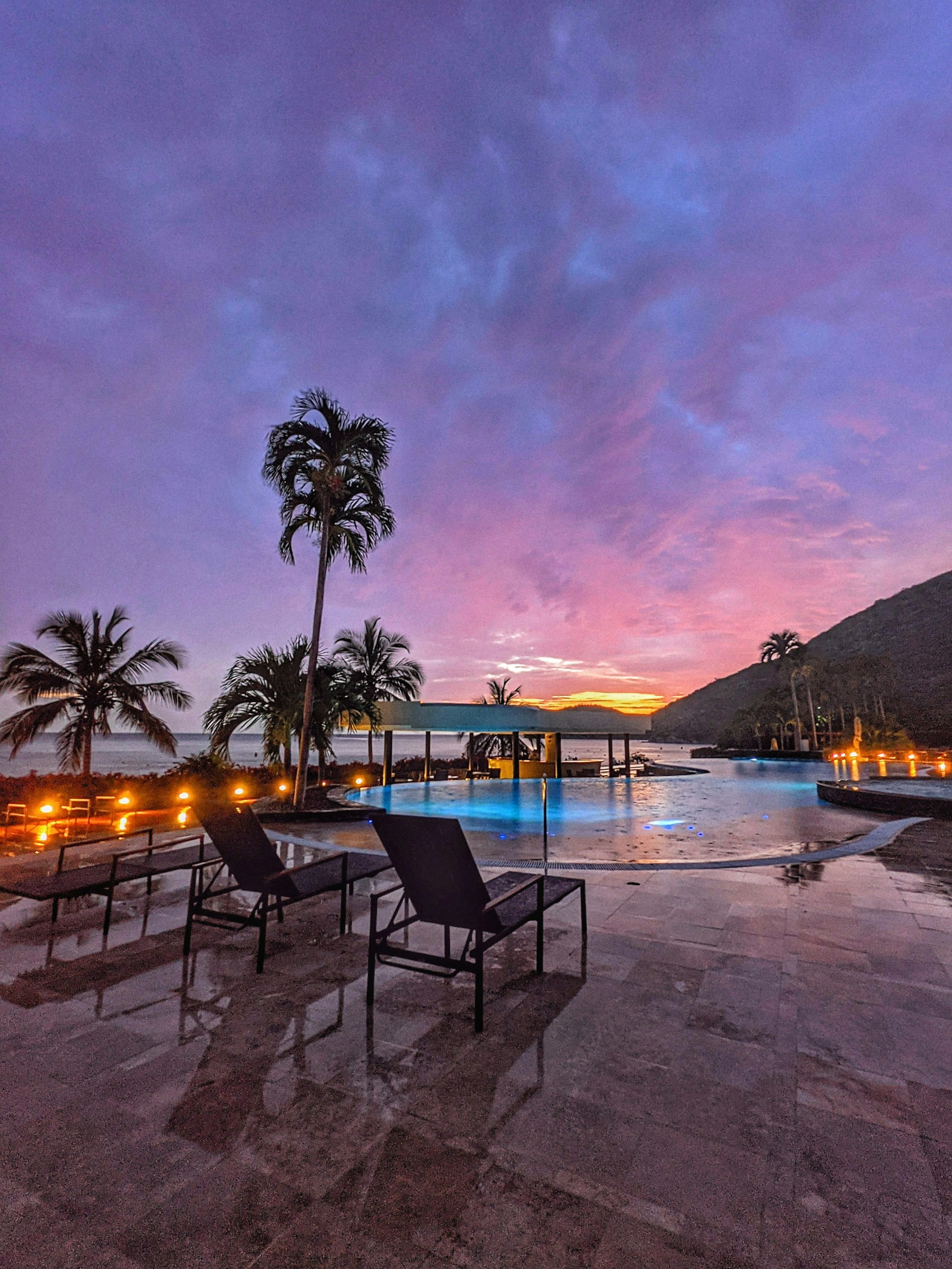 gray computer monitor