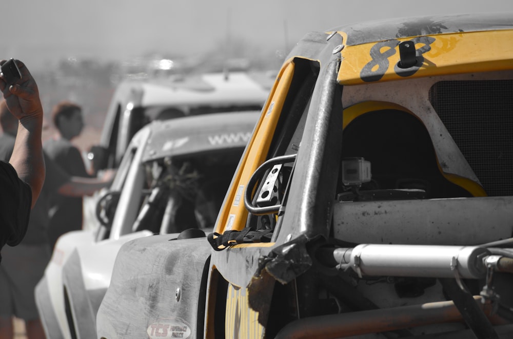 Un uomo che scatta una foto del danno di un camion