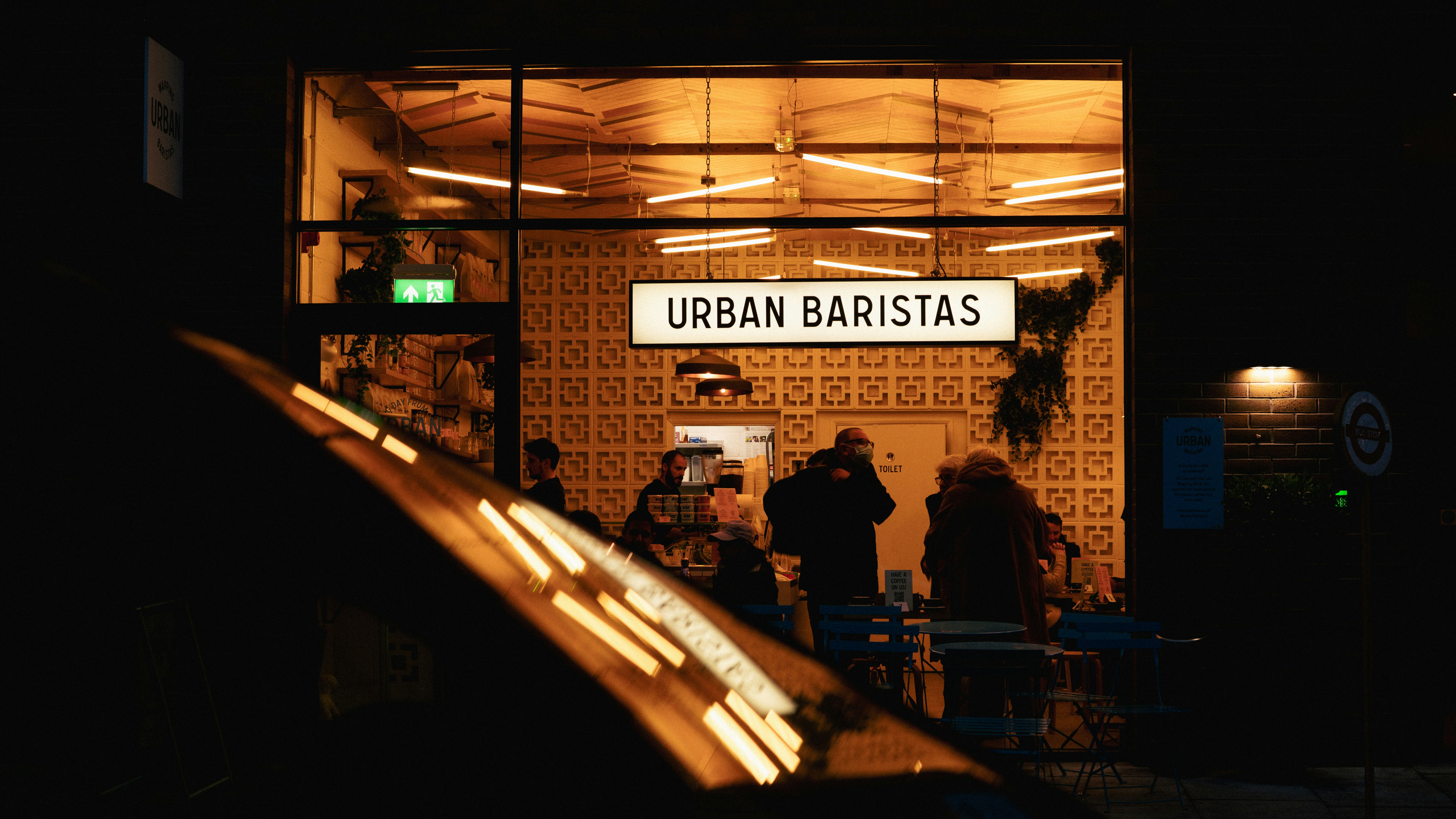 Eine Gruppe von Menschen, die nachts vor einem Gebäude stehen