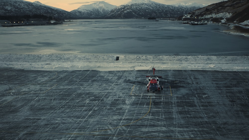 Un petit hélicoptère assis sur un tarmac