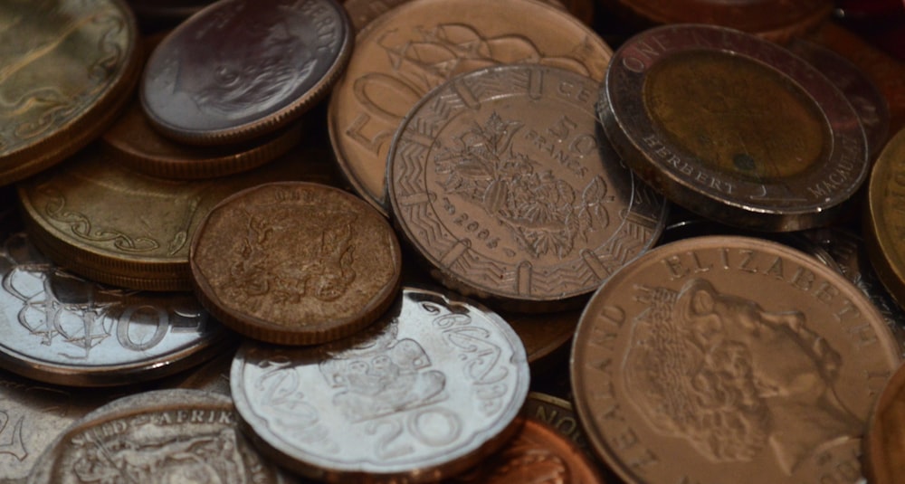 uma pilha de diferentes tipos de moedas