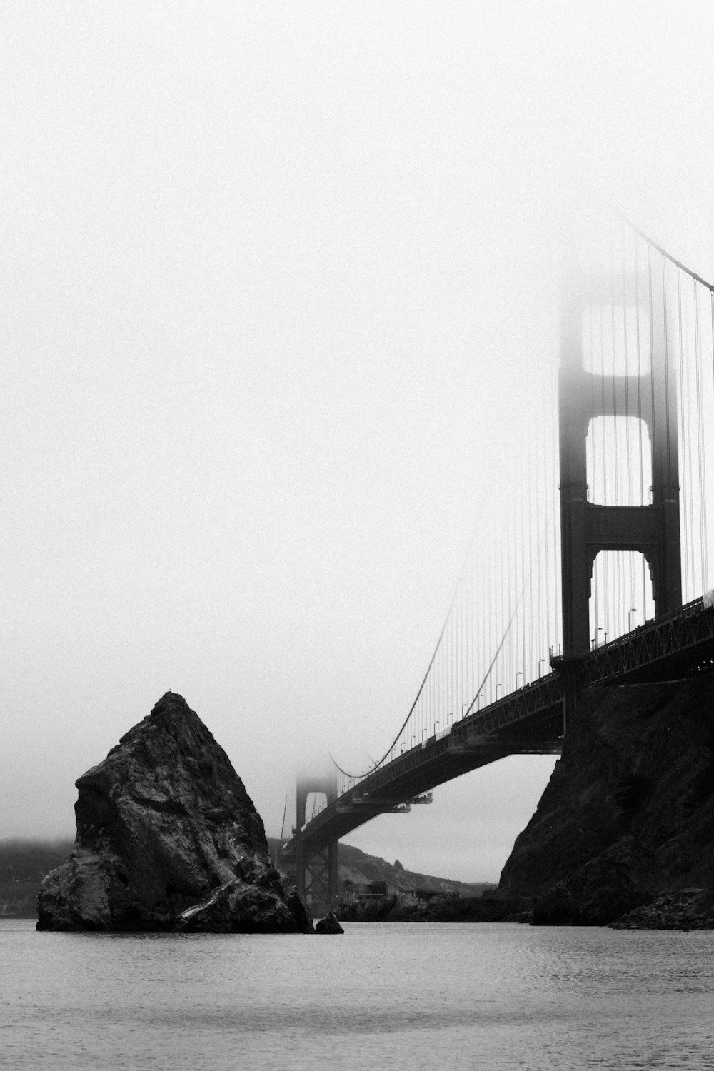 a black and white photo of the golden gate bridge