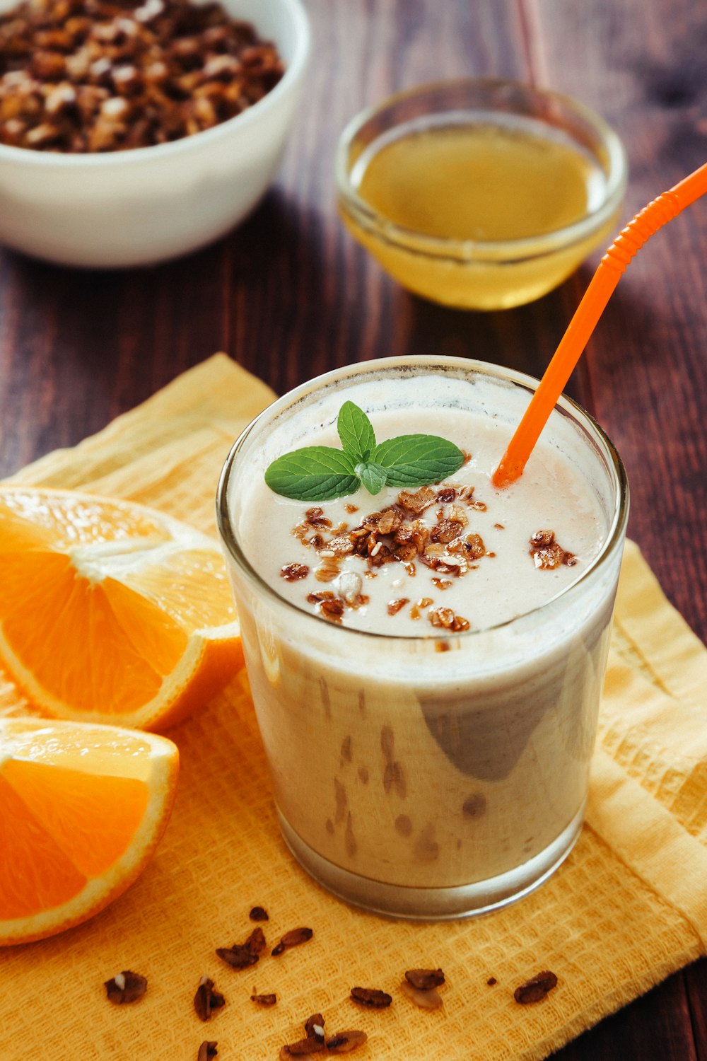 un batido con una guarnición de hojas verdes encima