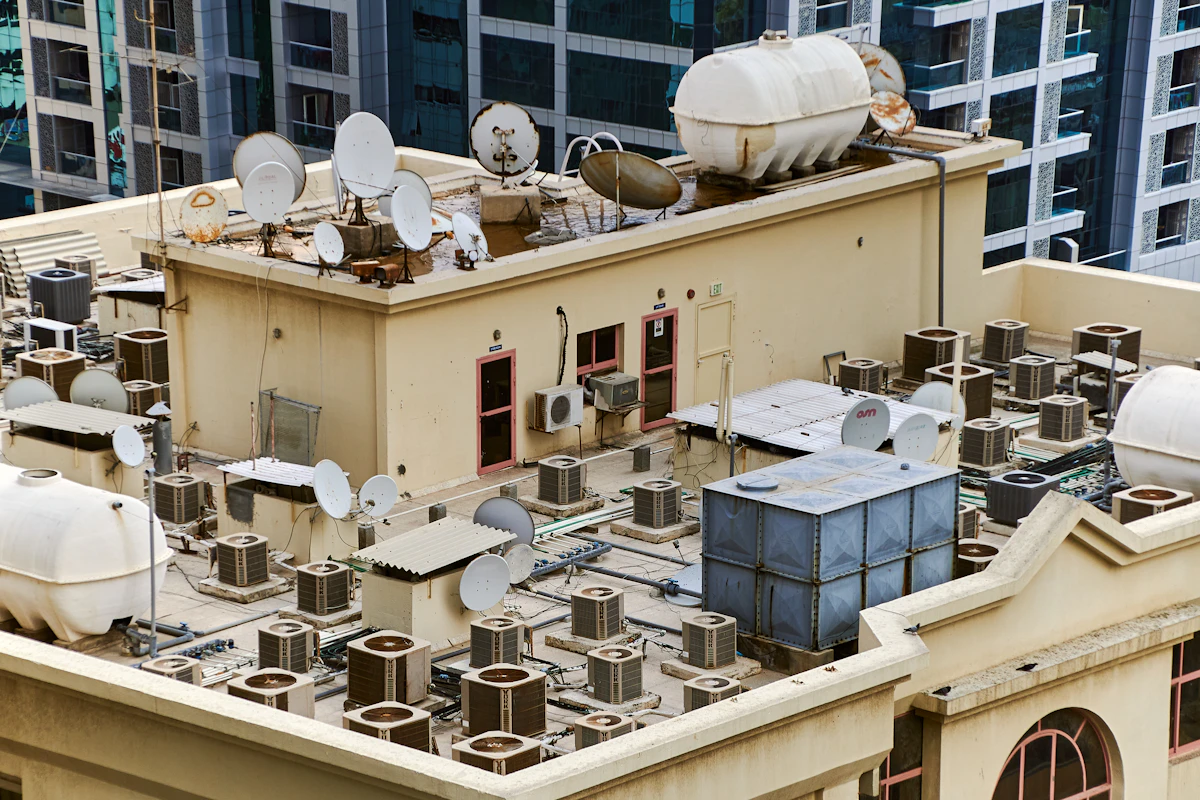 Toiture d'immeuble couverte d'équipements de climatisation