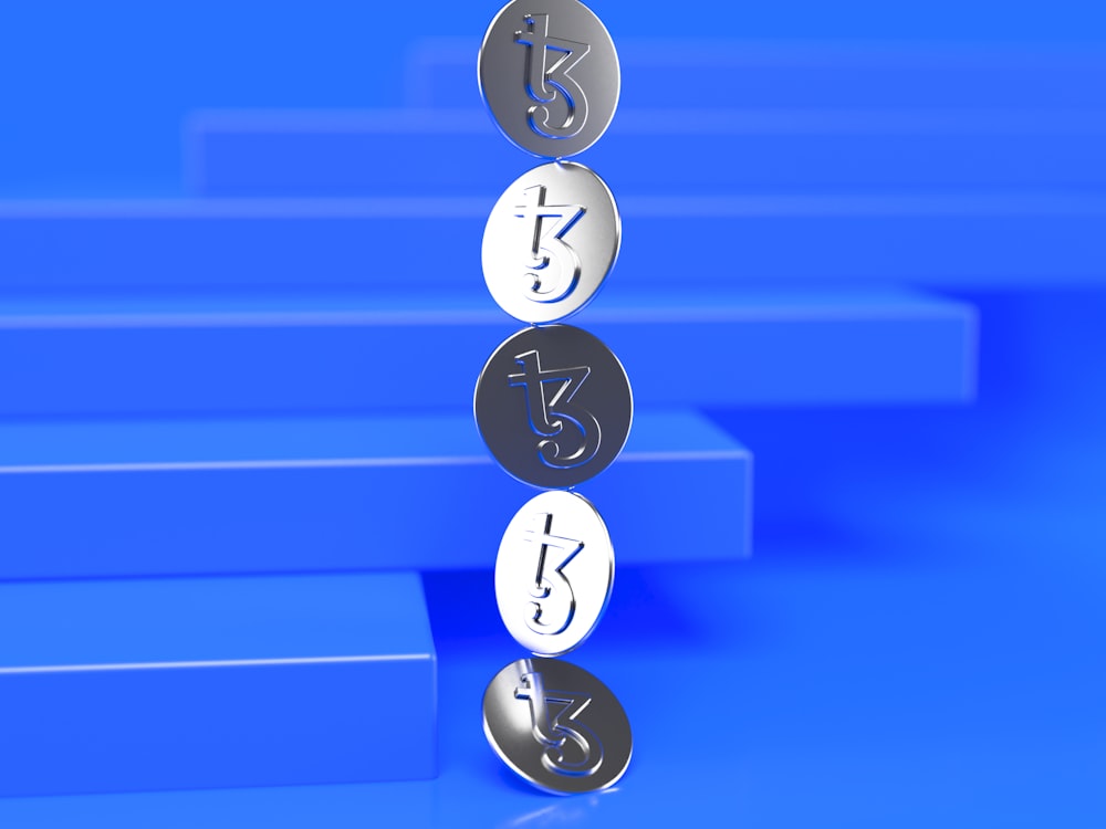 Un gruppo di tre numeri metallici seduti sopra una superficie blu