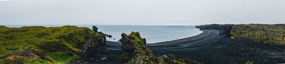 Una vista aérea de una playa de arena negra