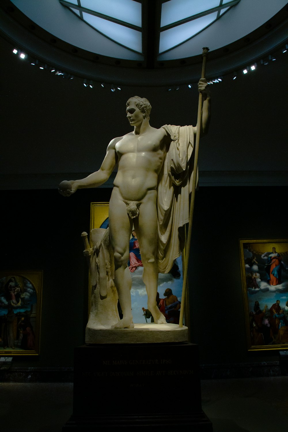 Una estatua de un hombre sosteniendo una bandera en un museo
