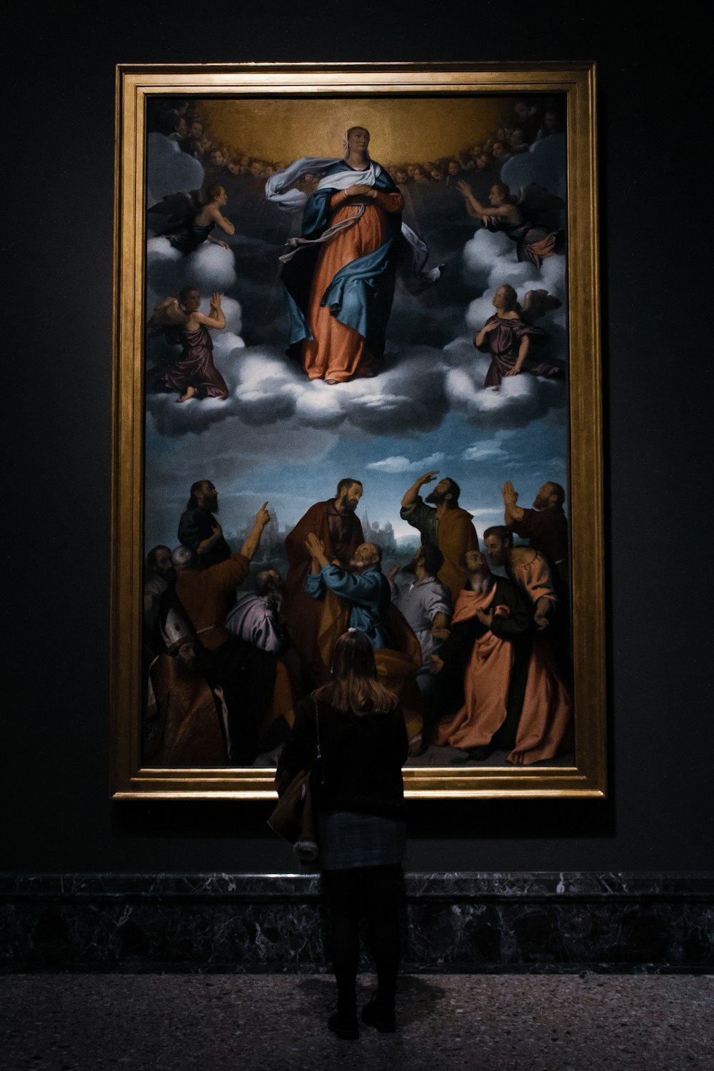 una persona in piedi di fronte a un dipinto