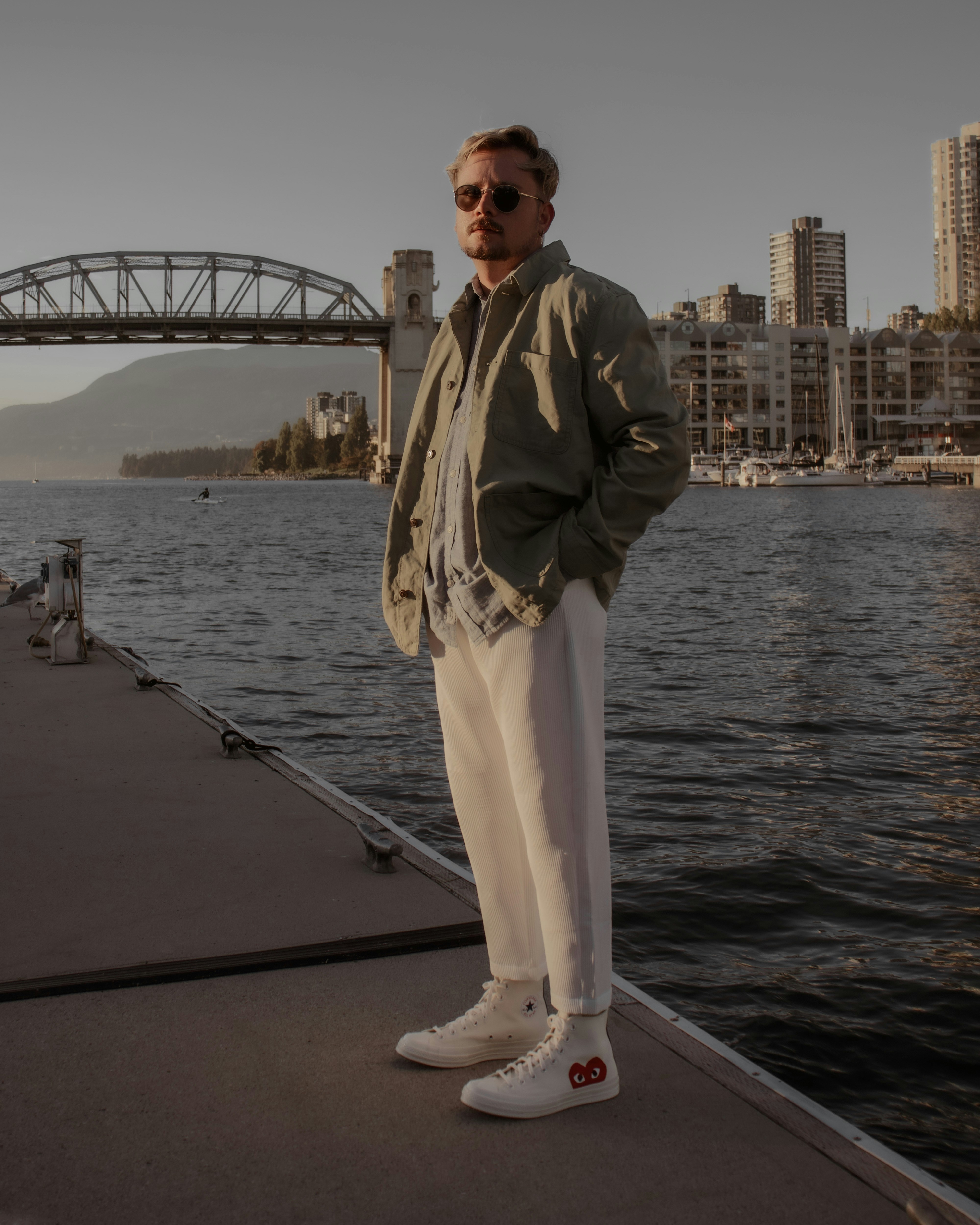 Ein Mann steht auf einem Dock neben einem Gewässer