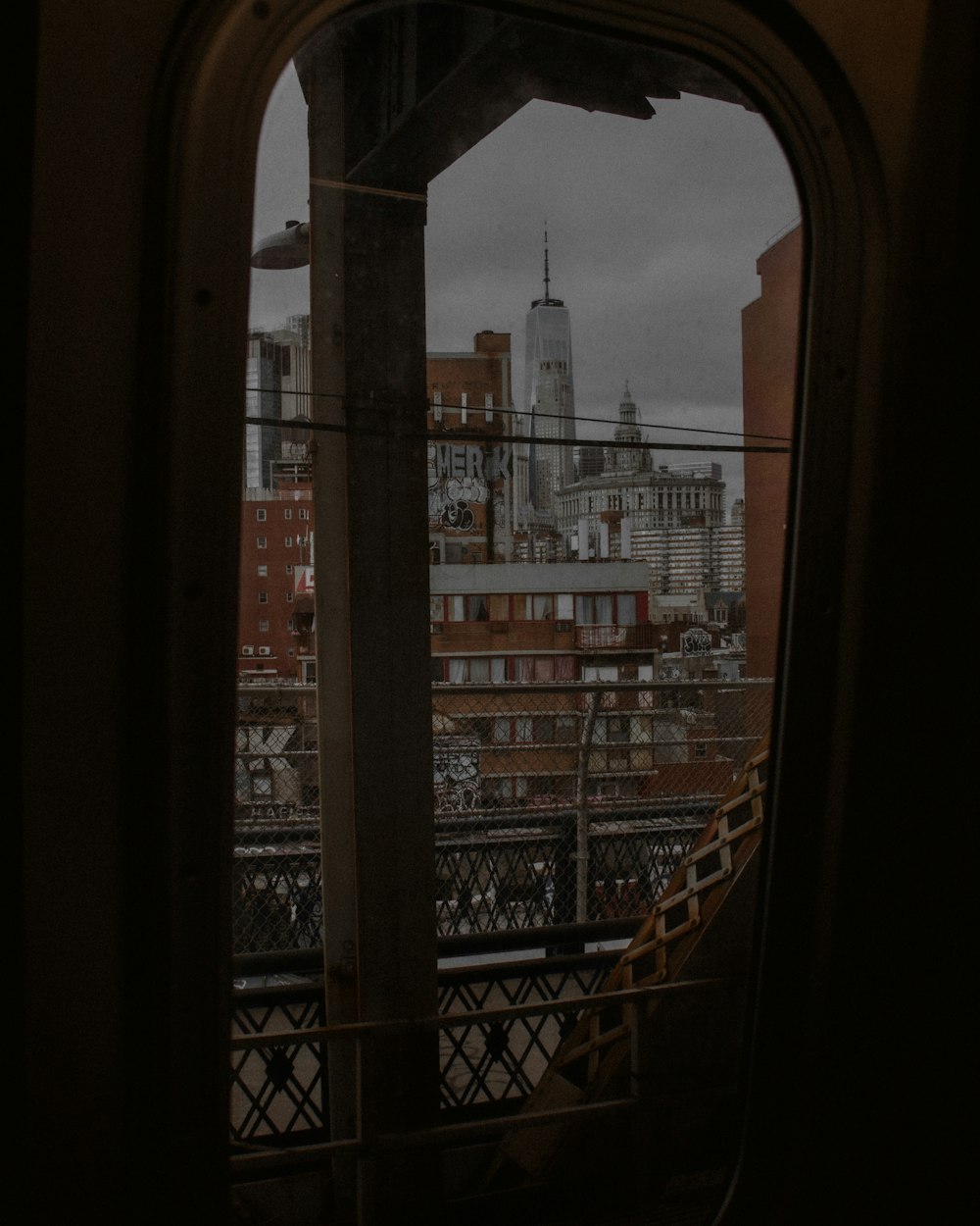 Blick auf eine Stadt aus dem Zugfenster