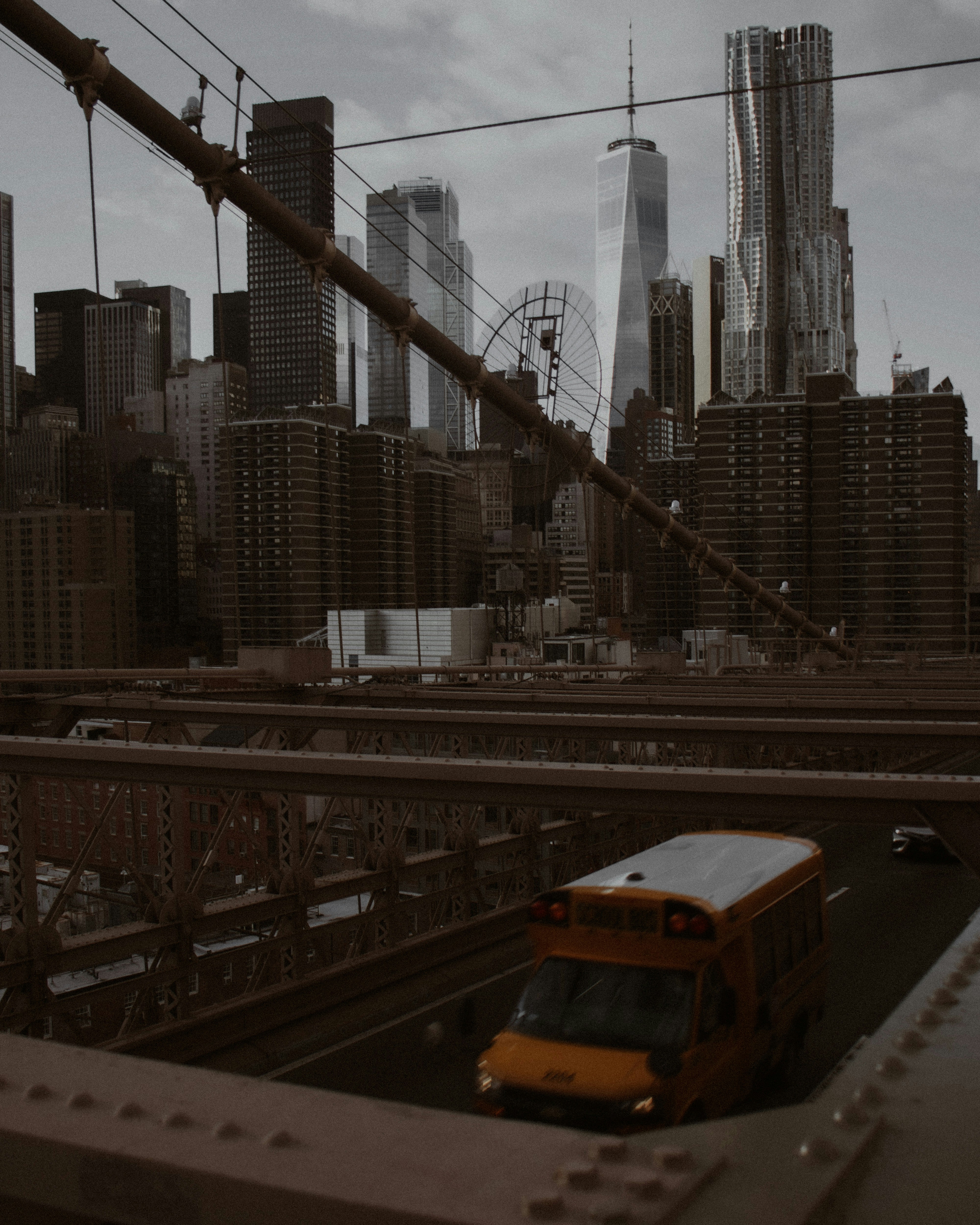 Ein gelber Bus, der über eine Brücke in einer Stadt fährt
