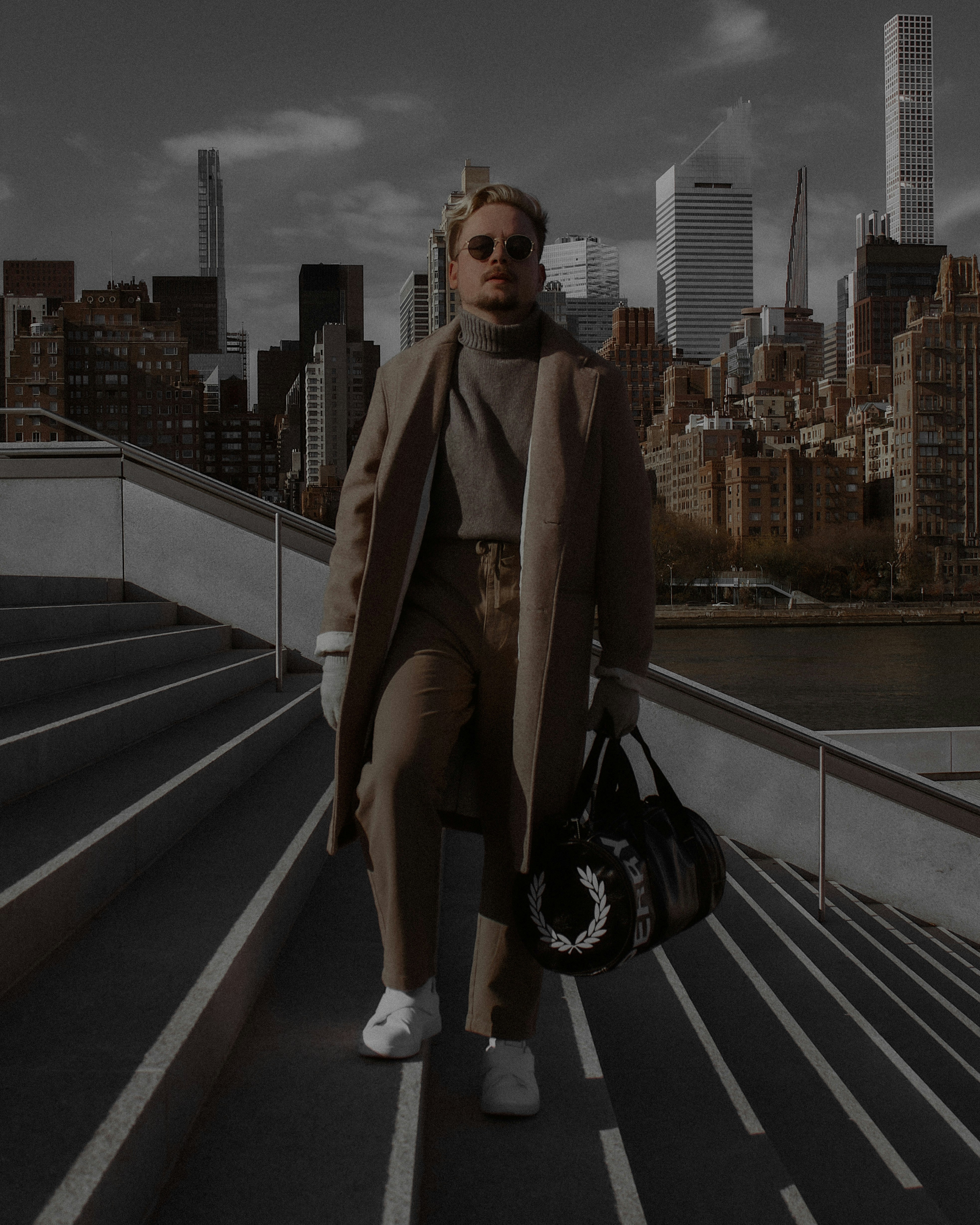 Ein Mann mit einer Handtasche geht eine Treppe hinunter