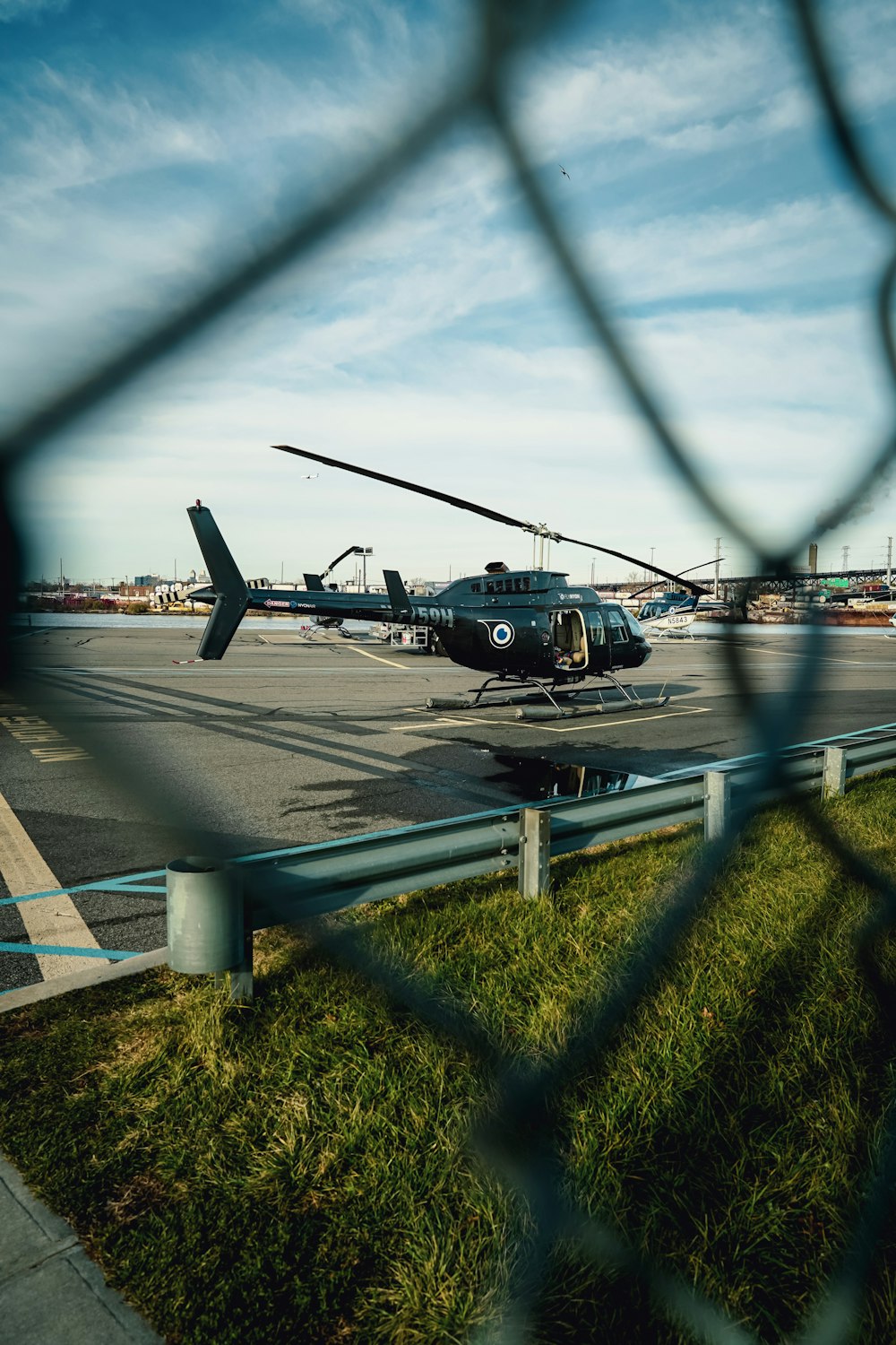 空港の駐機場の上に座っているヘリコプター