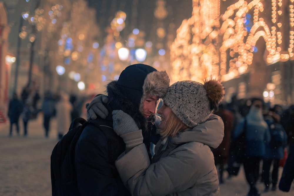 un homme et une femme debout l’un à côté de l’autre