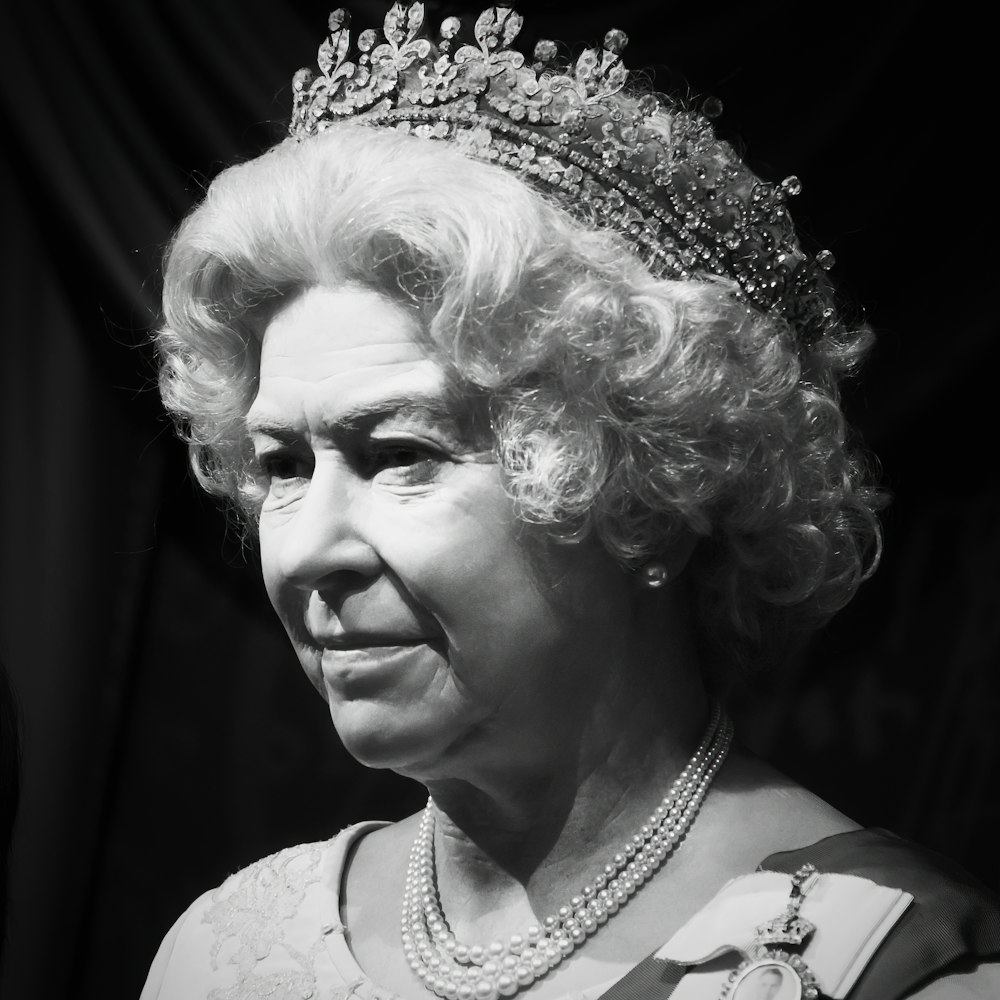 uma foto em preto e branco de uma mulher usando uma tiara