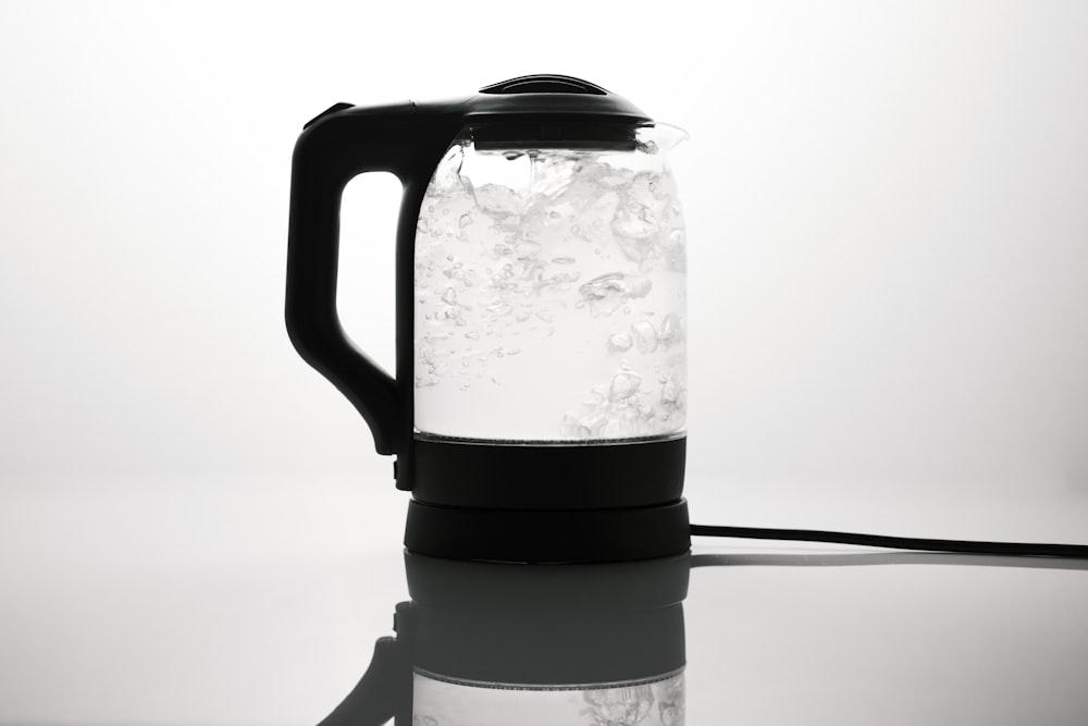 Una foto en blanco y negro de un hervidor de agua