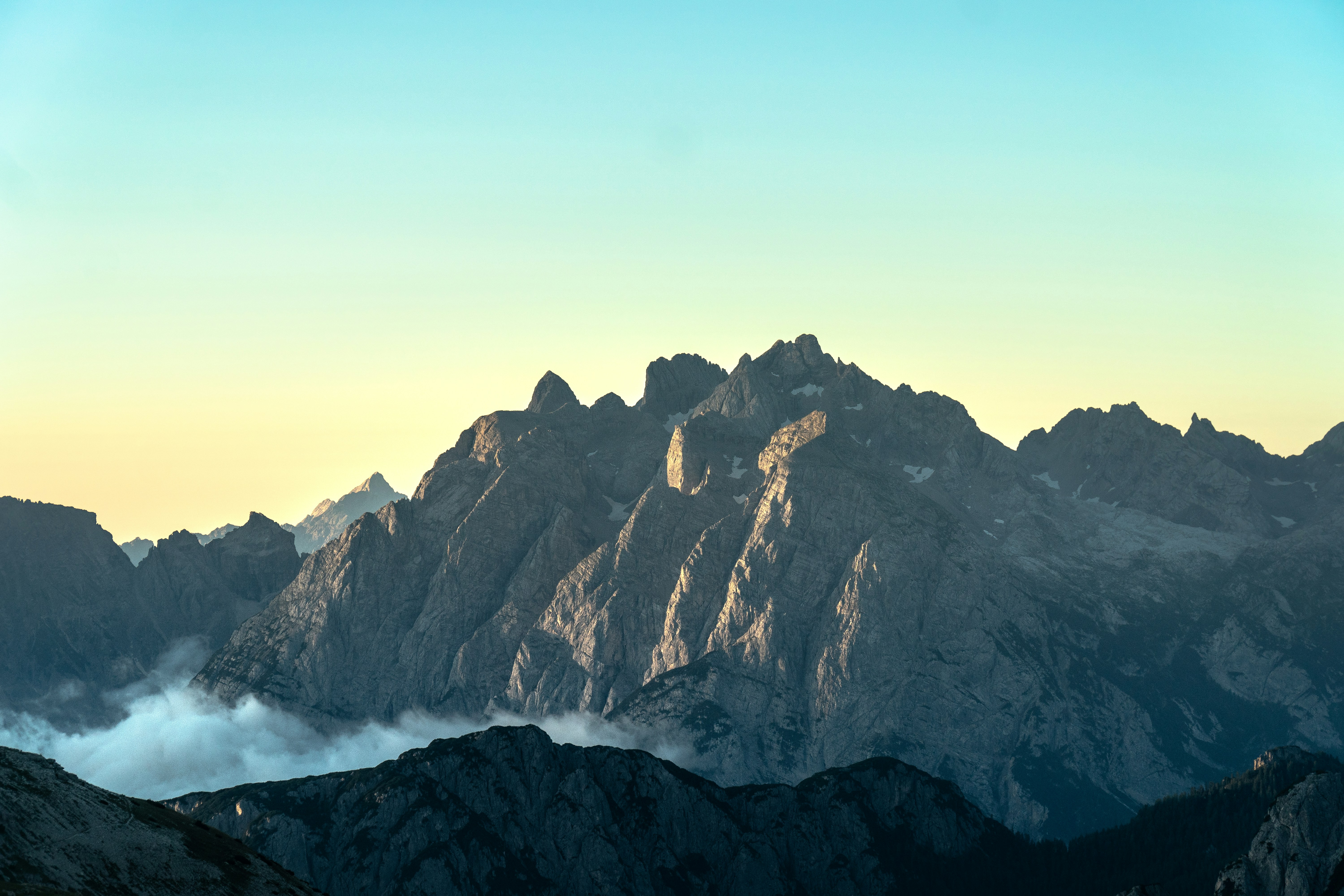 Blick auf eine Bergkette mit Wolken im Vordergrund