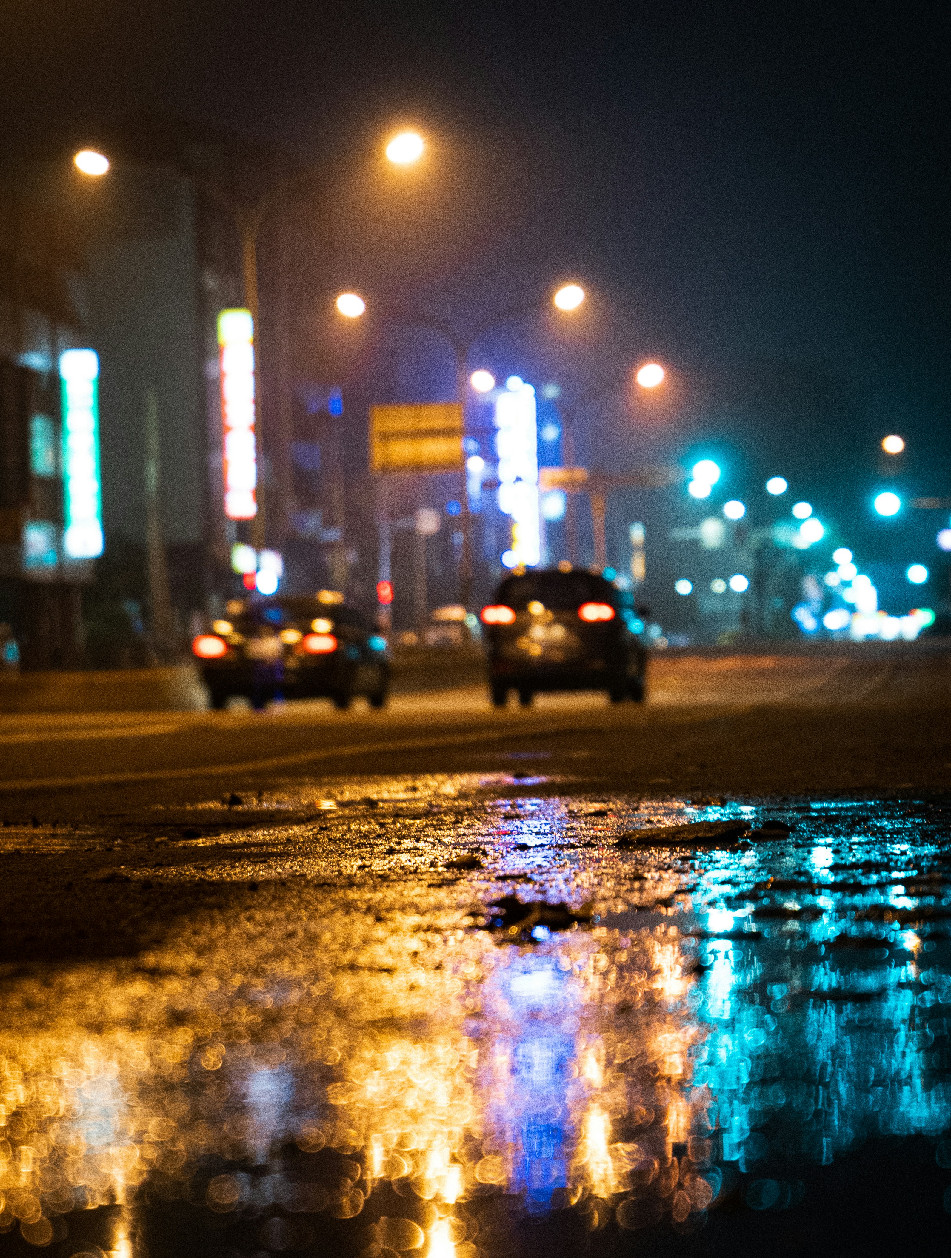 rainy car, wet pavement, urban night, reflective asphalt, ilustrasi artikel  Moody Rain and Wet Asphalt Car Backgrounds: Capturing the Essence of Urban Aesthetics 9