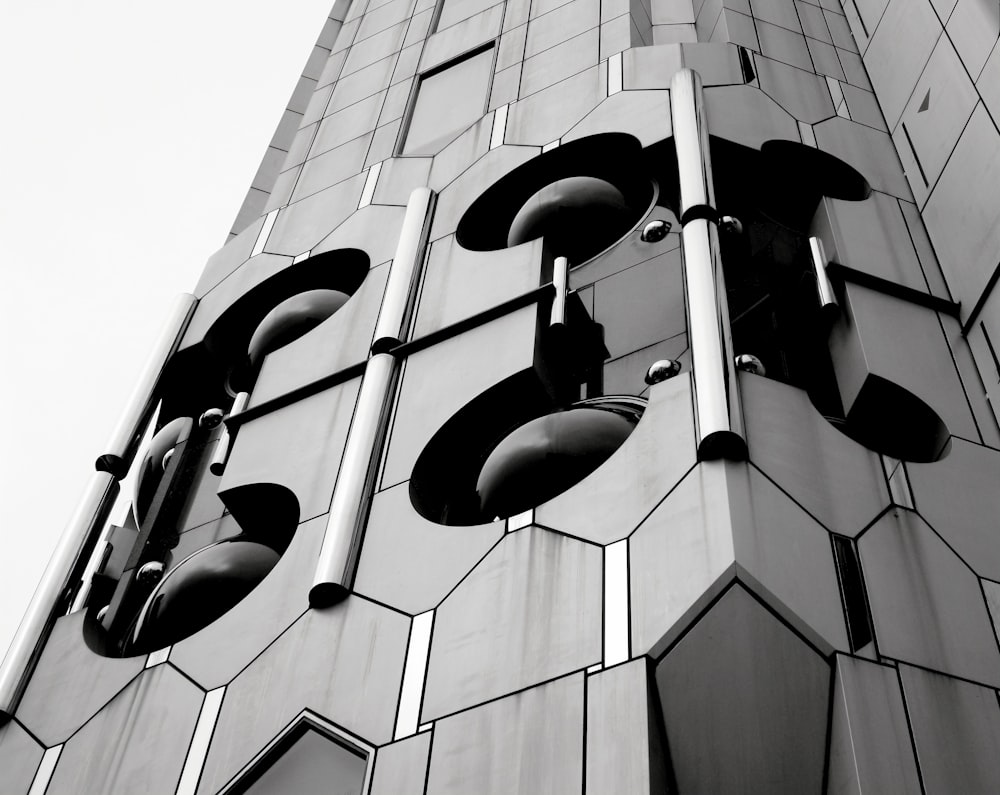 Une photo en noir et blanc d’un grand immeuble