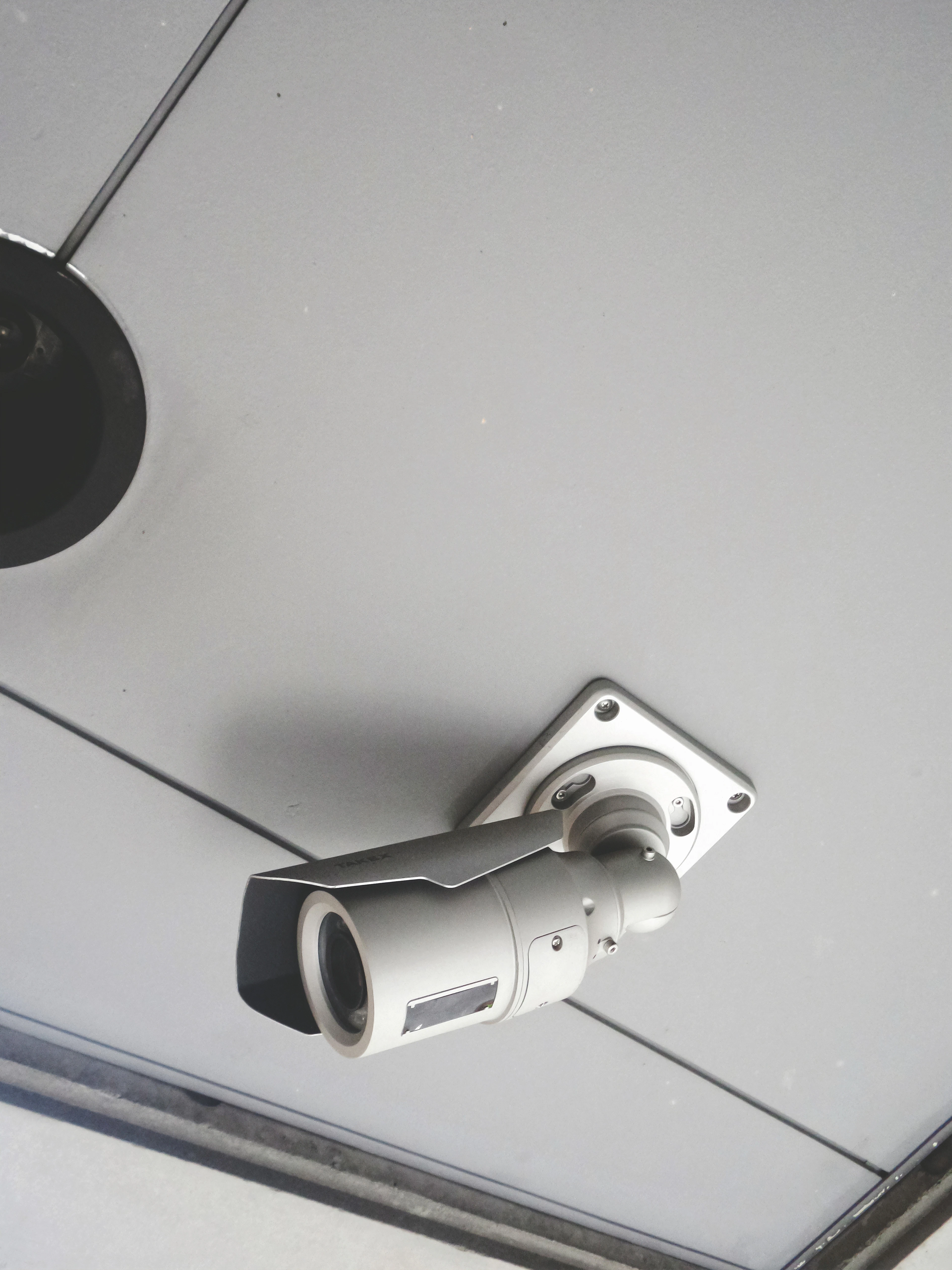 Cámara bullet instalada en techo