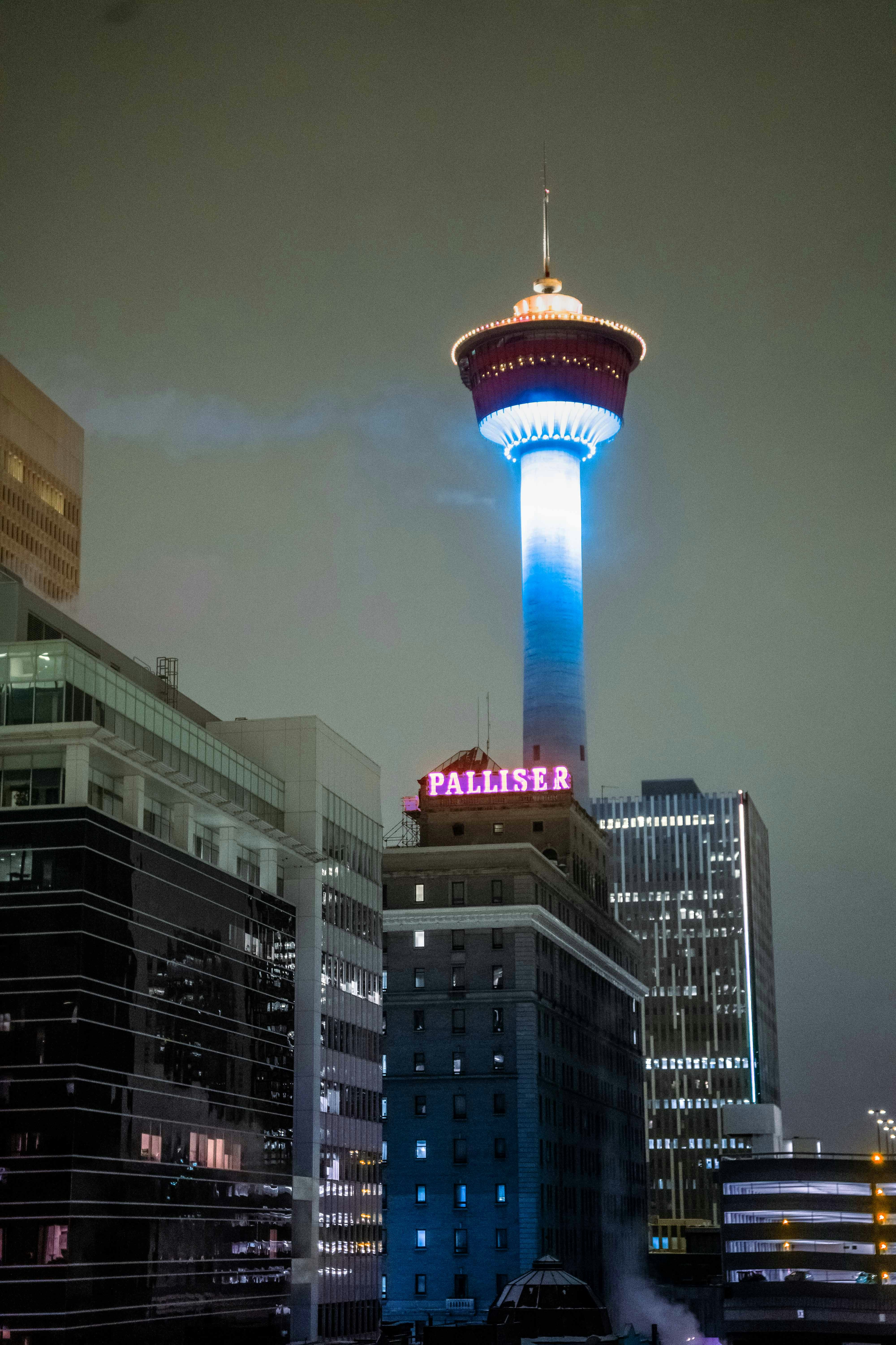 ein sehr hoher Turm mit einer Leuchtreklame darauf