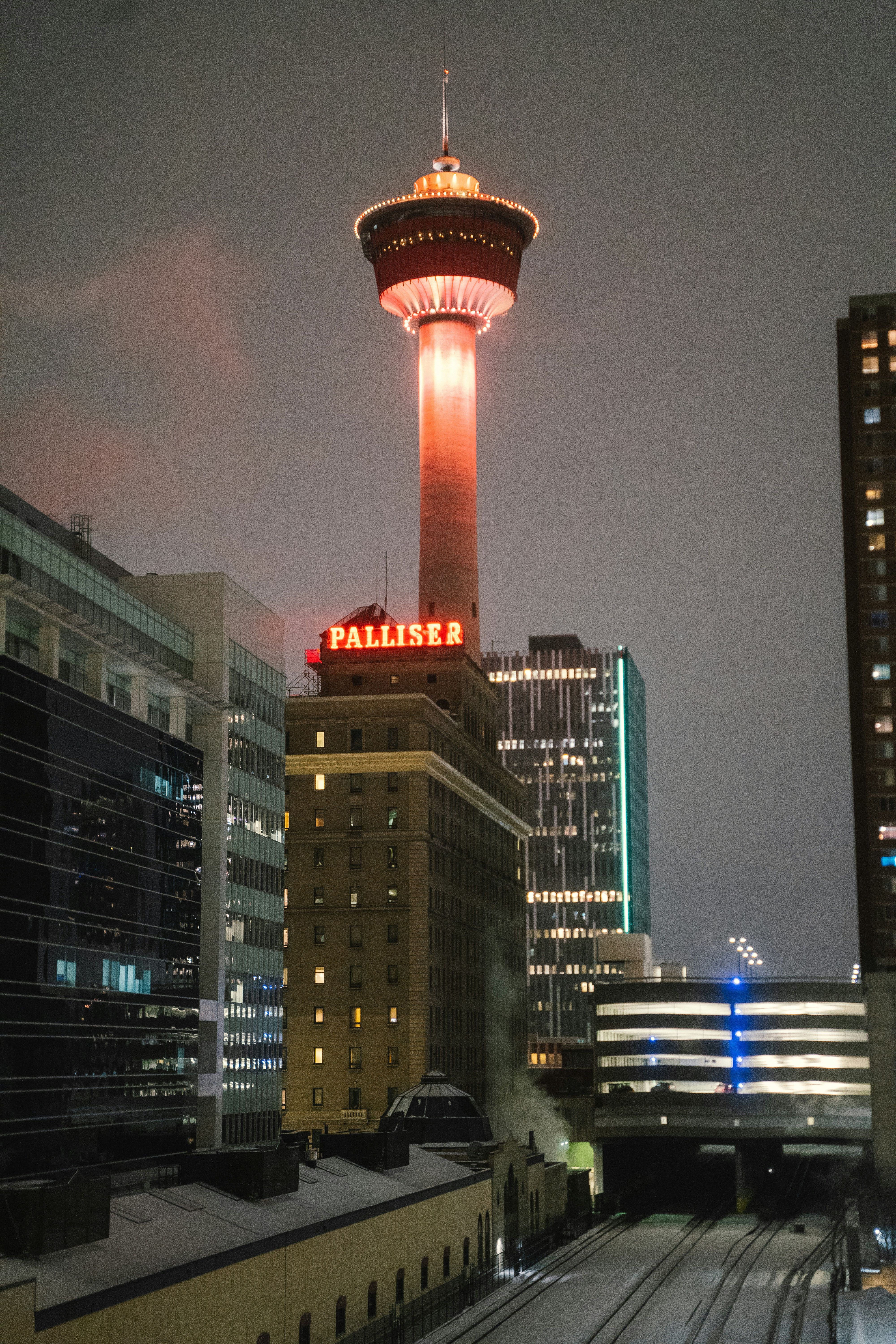 un'alta torre con un'insegna al neon in cima