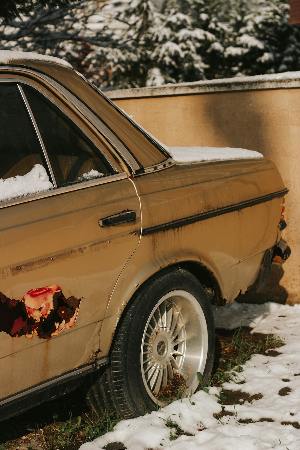 a car parked in the snow next to a building