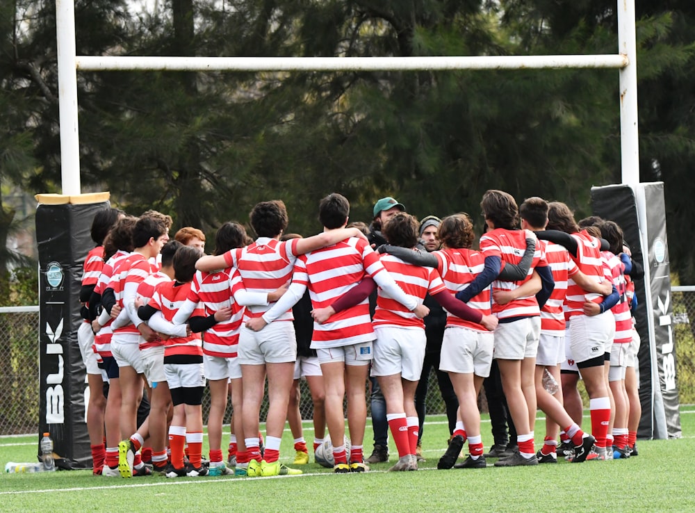 Un gruppo di persone in piedi in cima a un campo di calcio