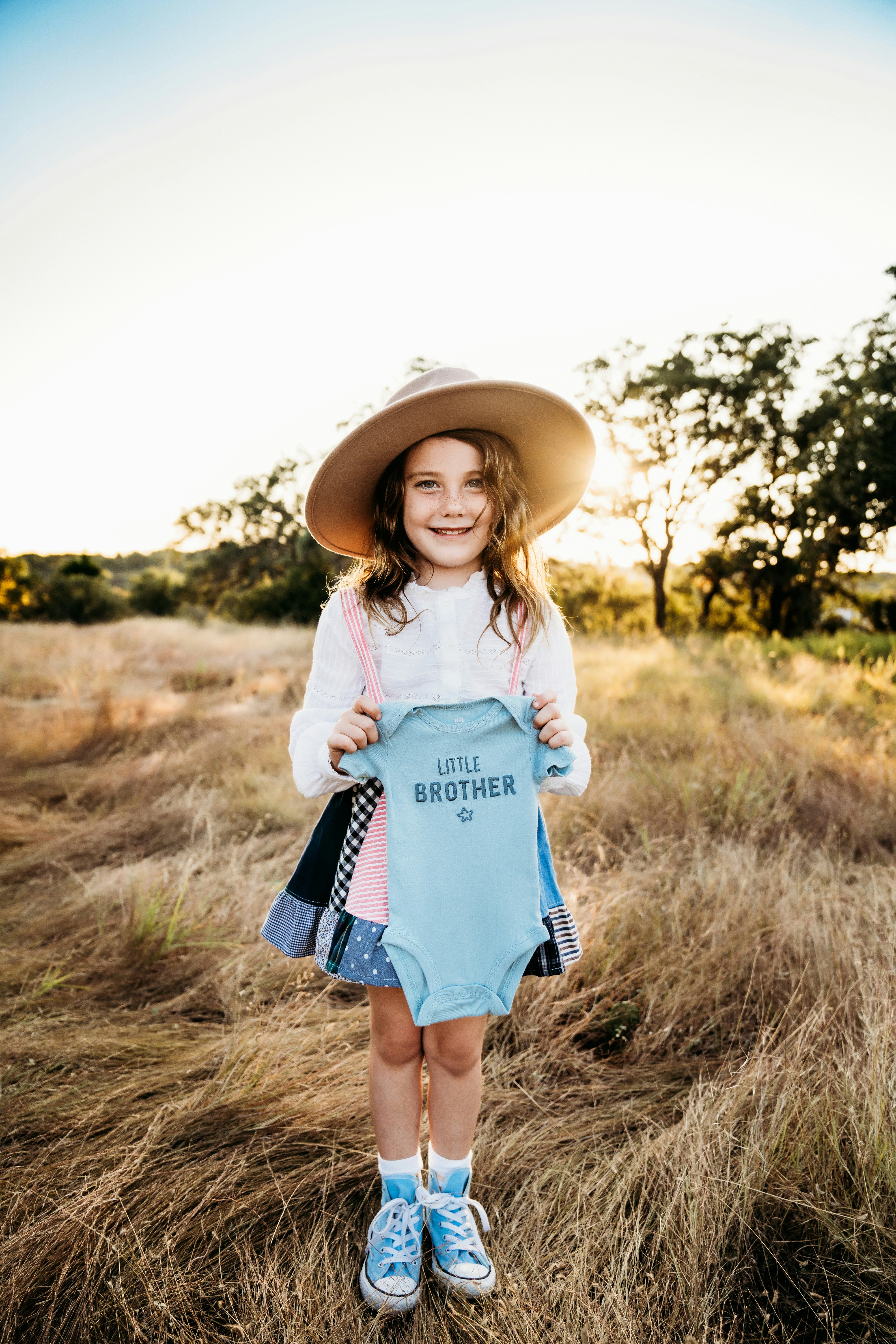 모자를 쓰고 파란 셔츠를 들고 있는 어린 소녀 사진 – Unsplash의 무료 오스틴 텍사스 이미지, image size:3000x4500